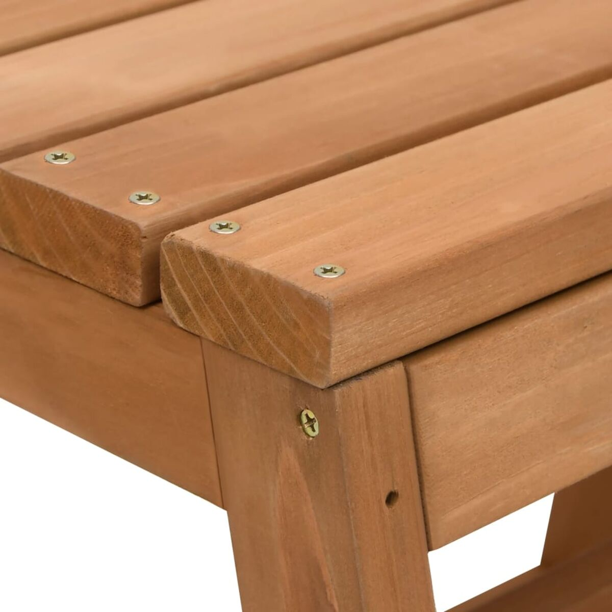 Un primo piano di una panca in legno con viti. La panca è in legno con venature visibili.