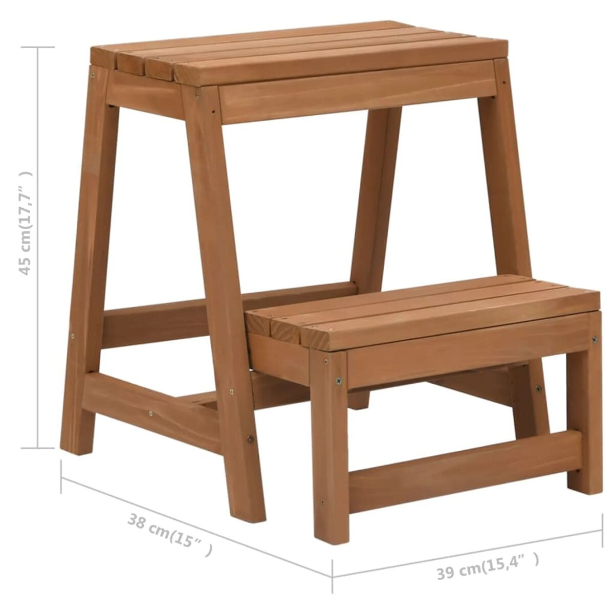 Uno sgabello in legno a due gradini è esposto su uno sfondo bianco.