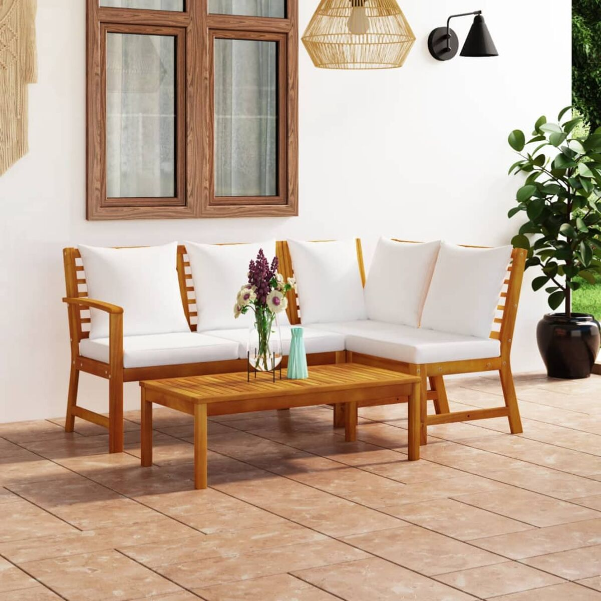 Terrassenmöbel-Set mit Holzmöbeln, weißen Kissen und einem kleinen Tisch. Pflanzen und ein Fenster.