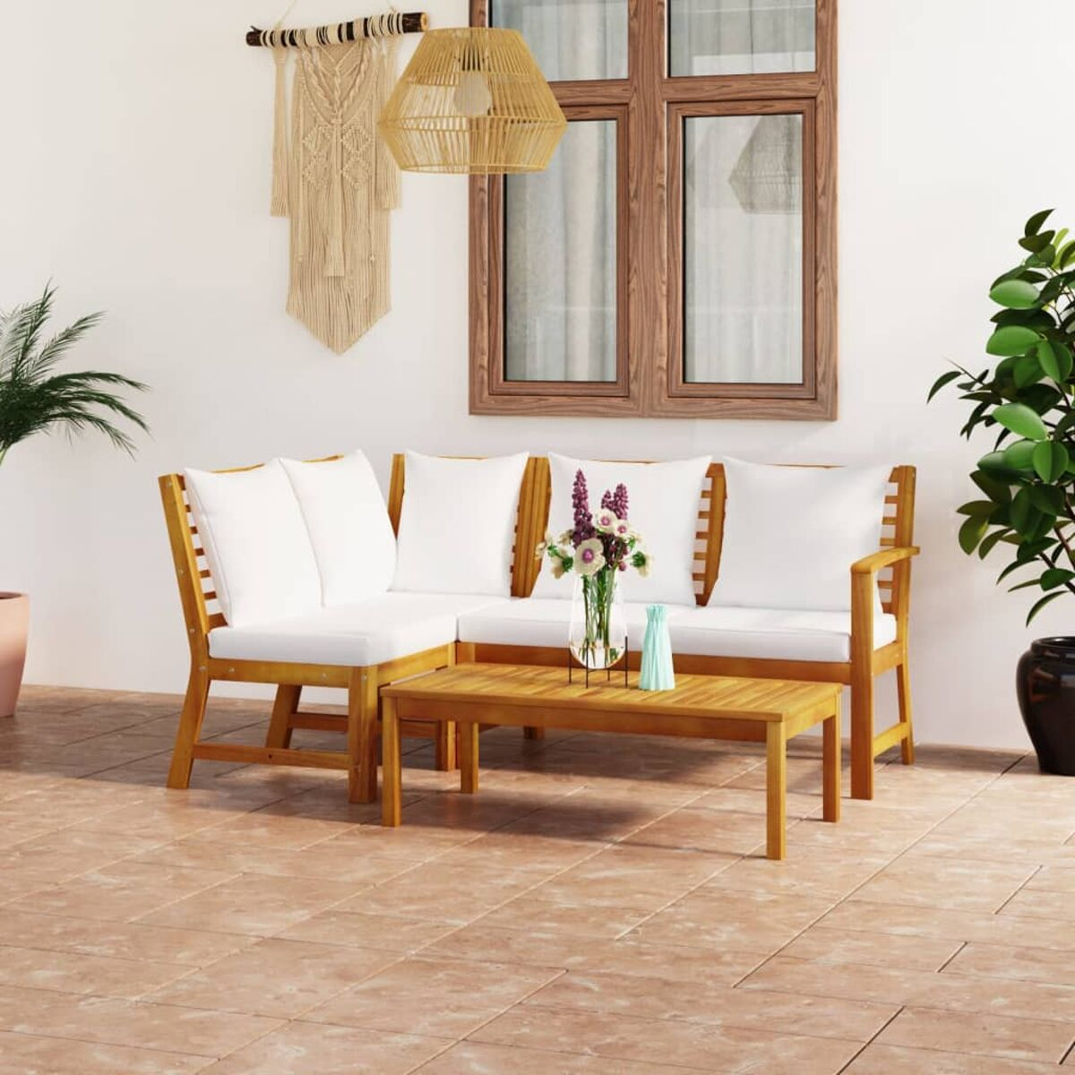 Terrassenmöbel-Set: L-förmiges Sofa mit weißen Kissen, Holztisch. Terrakottafliesen.