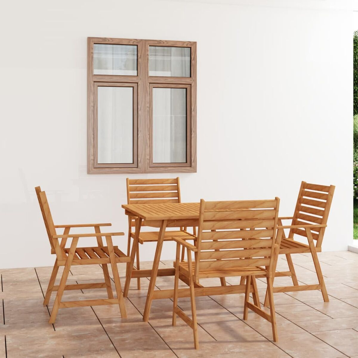 Essgruppe aus Holz für den Außenbereich auf einer Terrasse, weiße Wand und Fenster im Hintergrund.