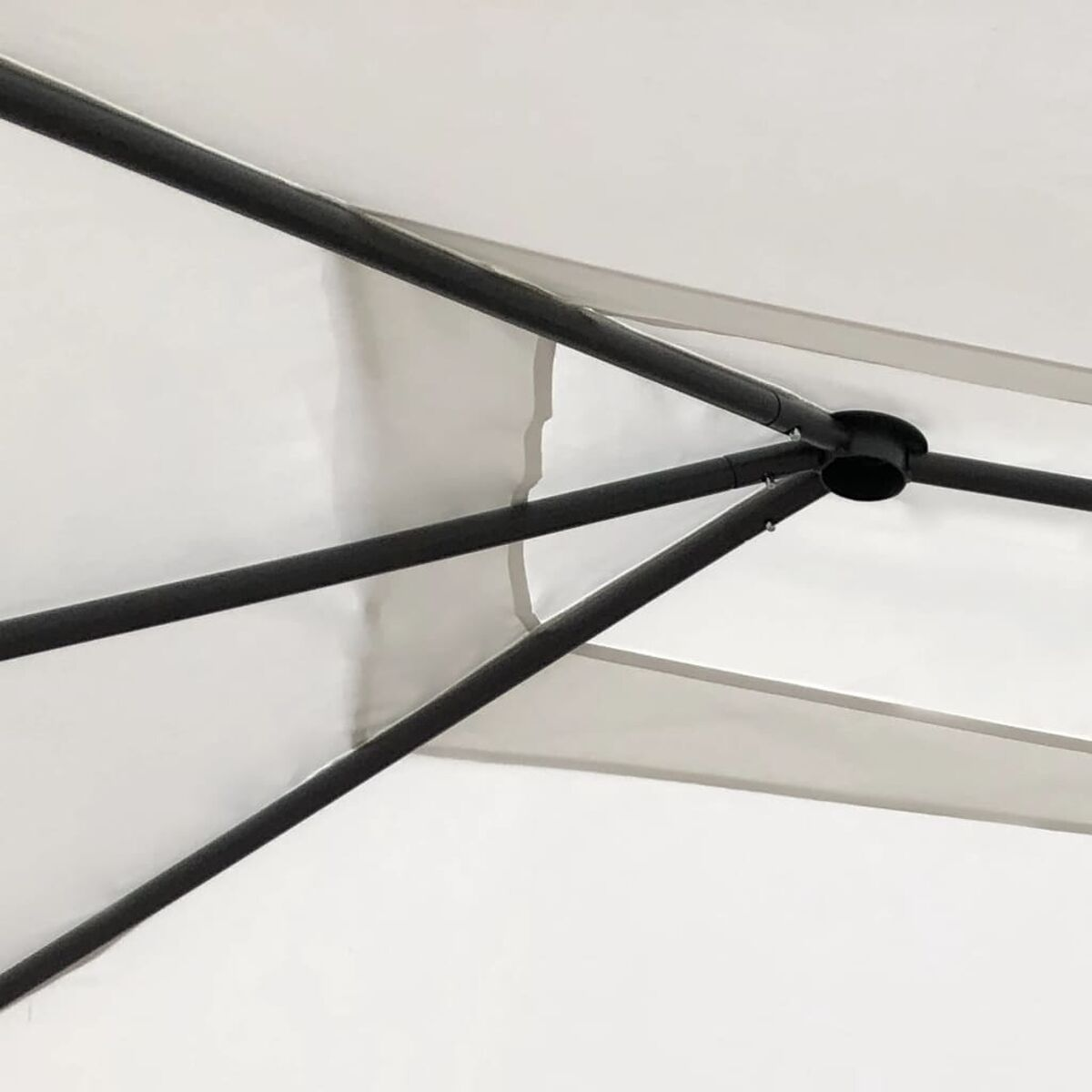 Ansicht von unten einer weißen Baldachinstruktur mit schwarzen Stützen und zentralem Gelenk.