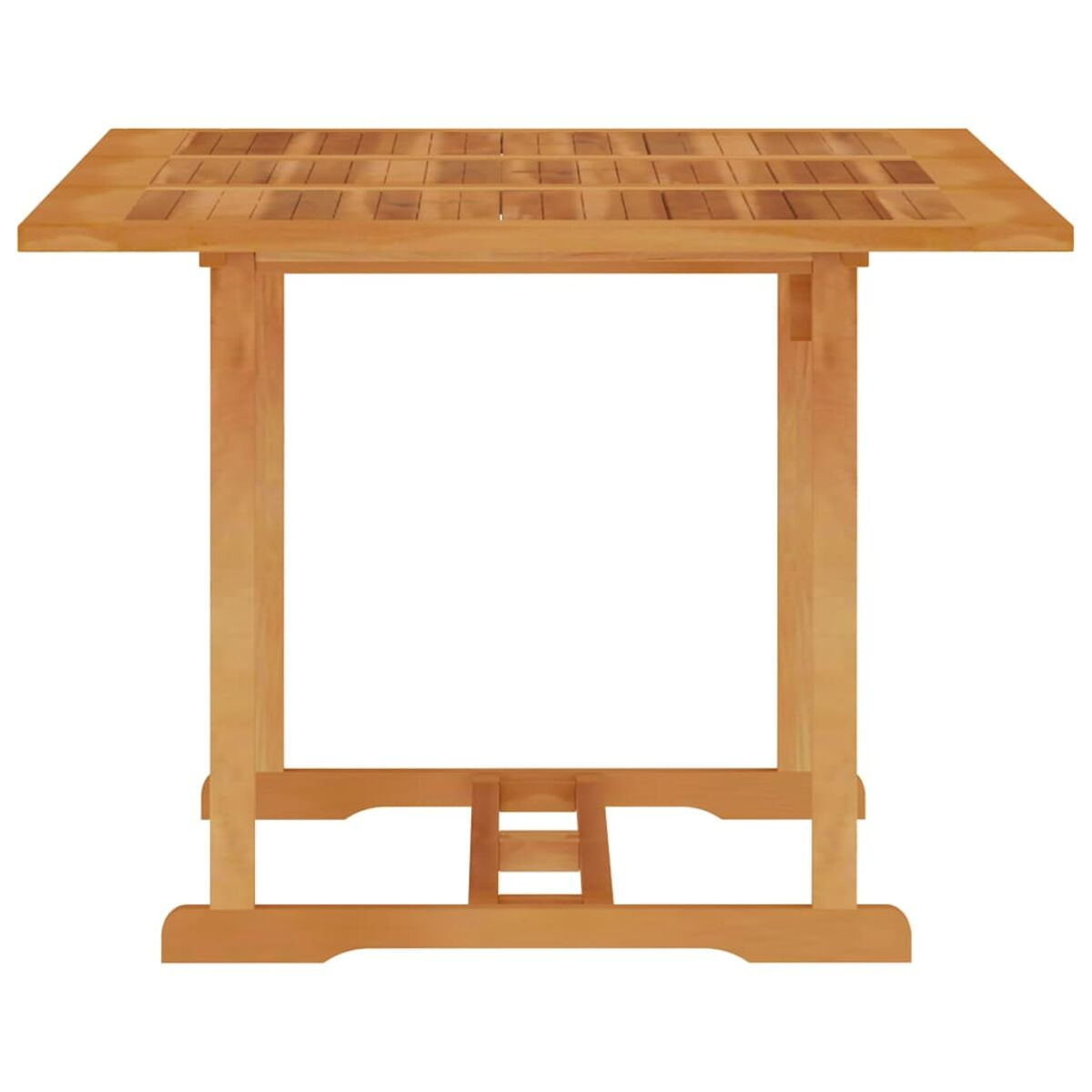 Holztisch im Freien. Oberseite mit Lamellen und quadratischen Beinen. Weißer Hintergrund.