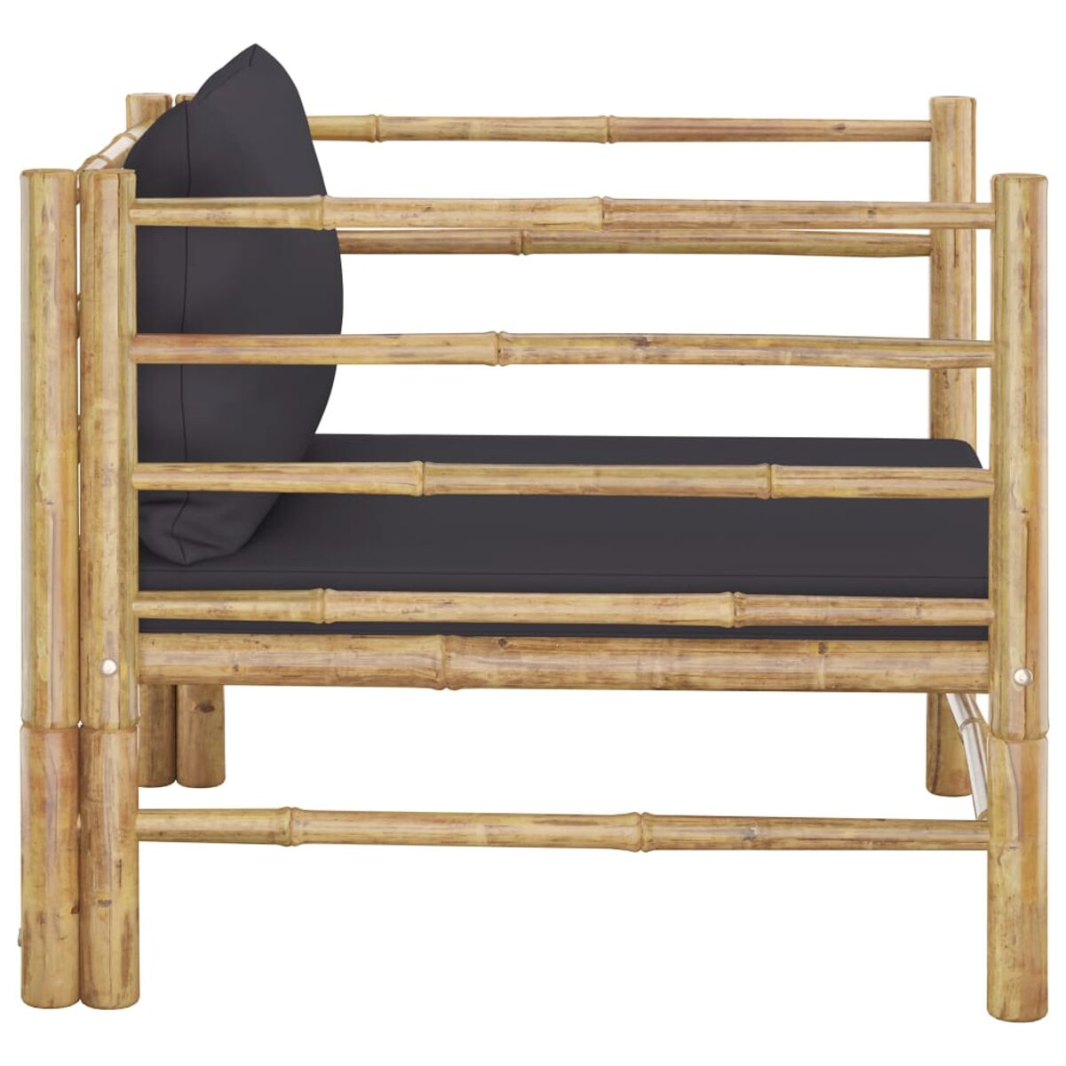 Ein Bambussofa mit einem grauen Kissen. Das Sofa hat ein einfaches Design mit horizontalen Stützen.