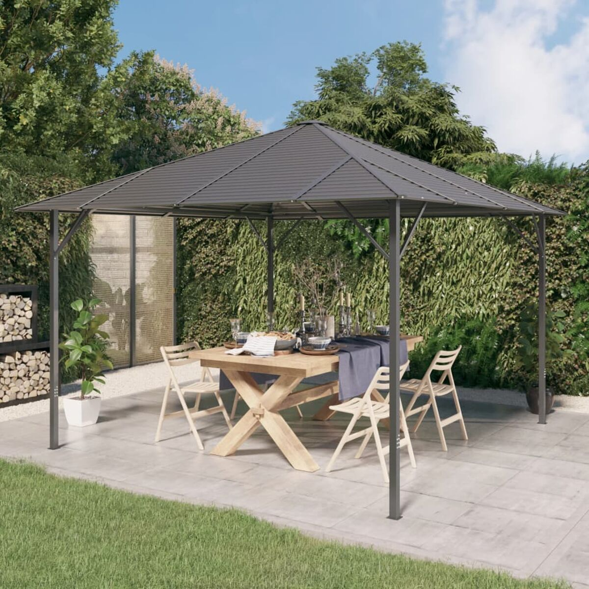 Pavillon mit Tisch und Stühlen auf der Terrasse, umgeben von Grün.