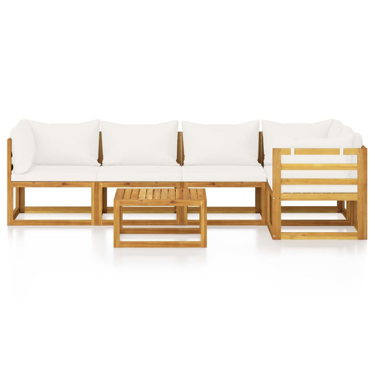 Ein hölzernes Gartenmöbel-Set mit weißen Kissen. Es beinhaltet einen Couchtisch.