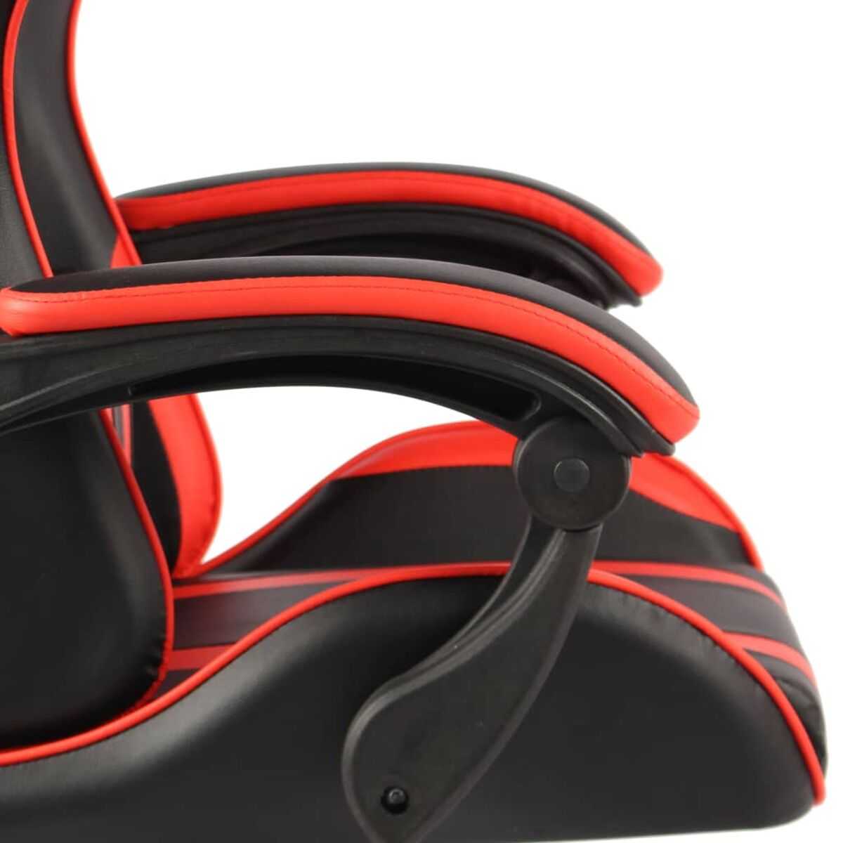 Nahaufnahme der Armlehne eines Gaming-Stuhls mit roten Akzenten auf schwarzem Leder.