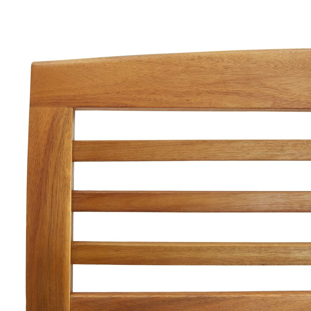 Nahaufnahme einer Holzstuhllehne mit horizontalen Lamellen.