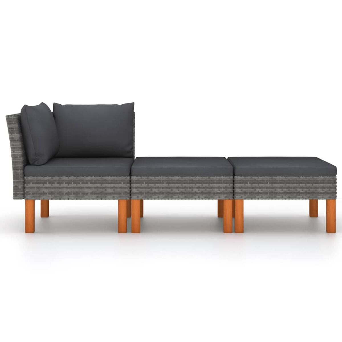 Ein graues Rattan-Gartenmöbel-Set. Es hat ein Sofa und zwei Ottomane mit orangenen Beinen.