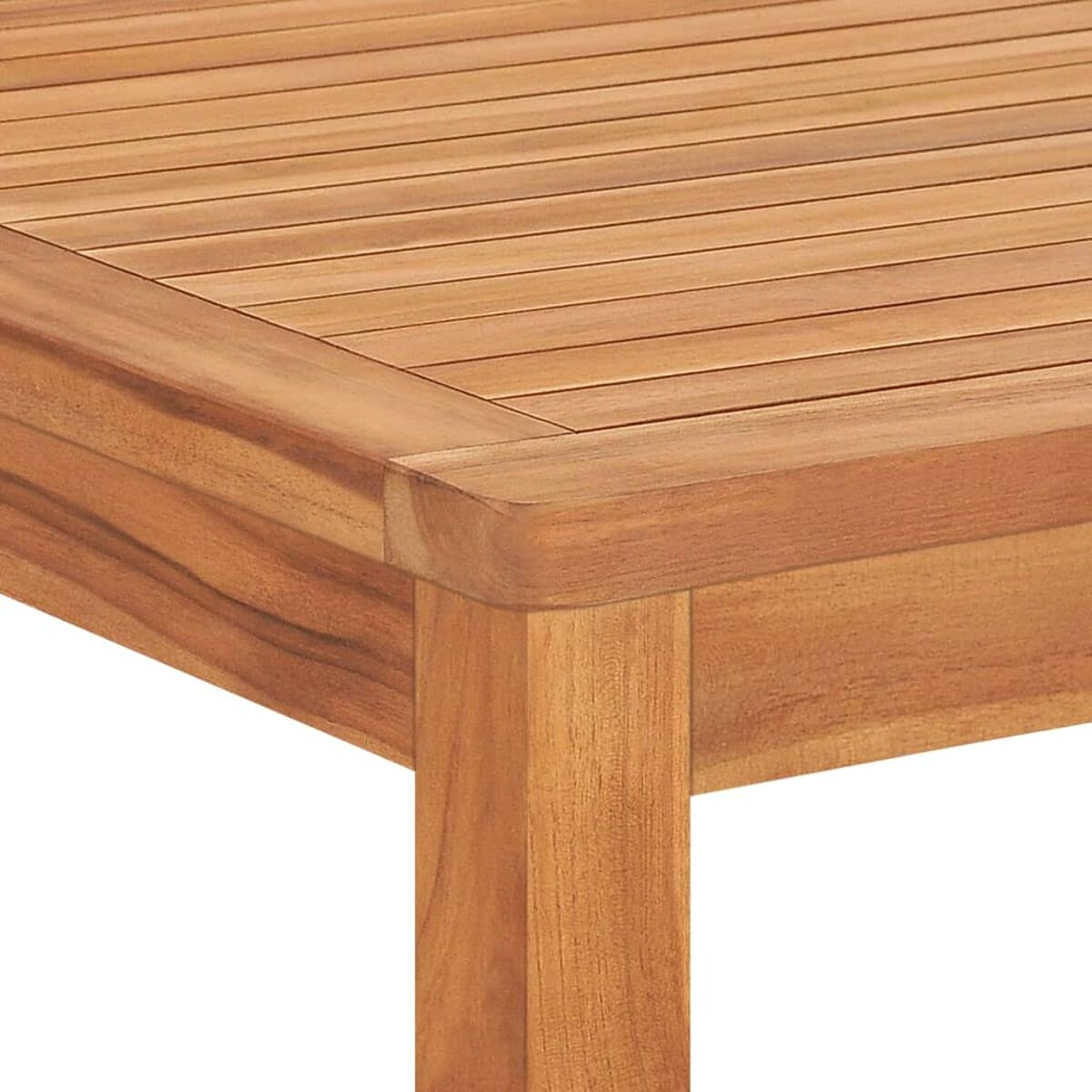 Nahaufnahme eines Holztisches. Der Tisch ist aus Holz und hat eine quadratische Form.