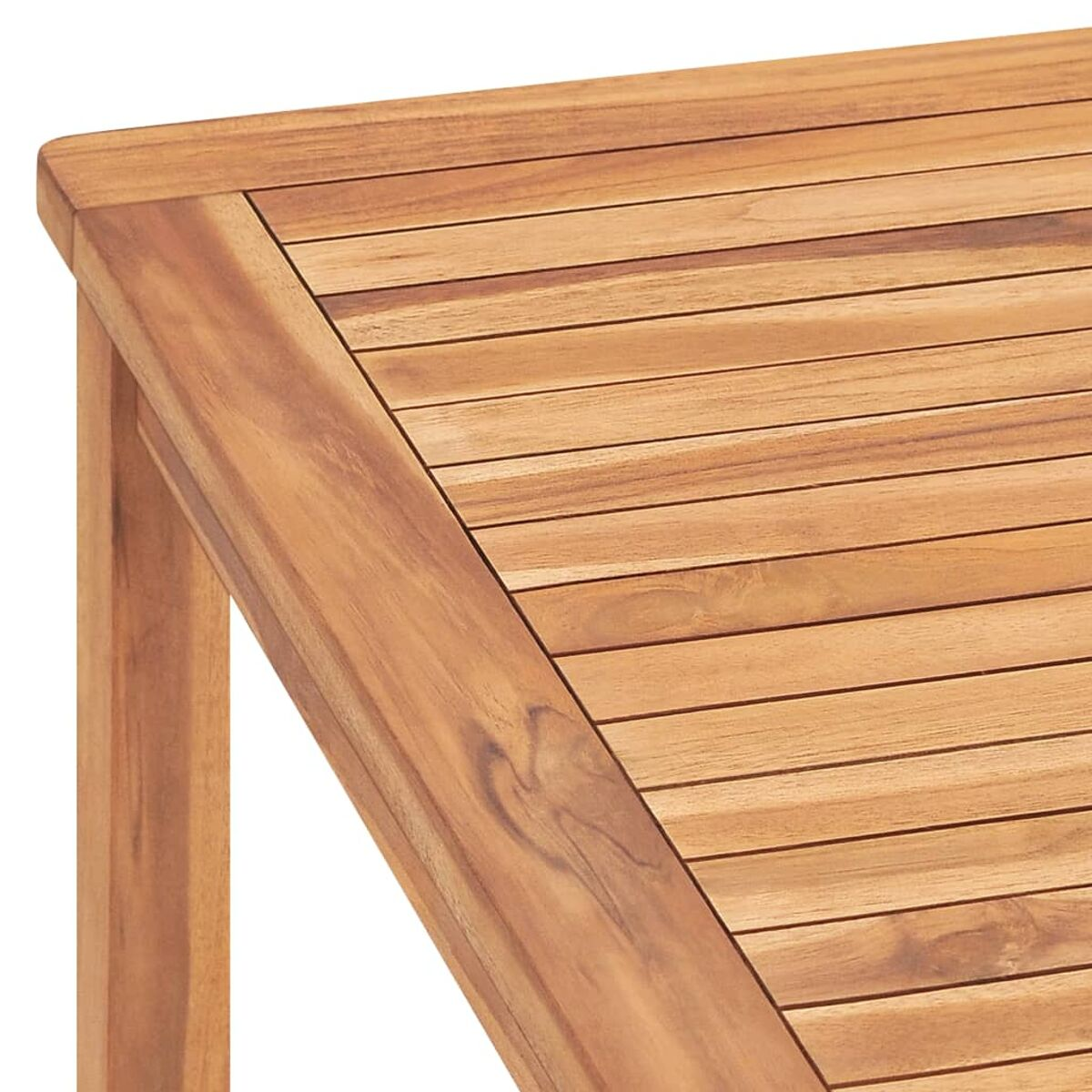 Nahaufnahme einer Holzoberfläche. Der Tisch besteht aus hellbraunen Holzlatten.