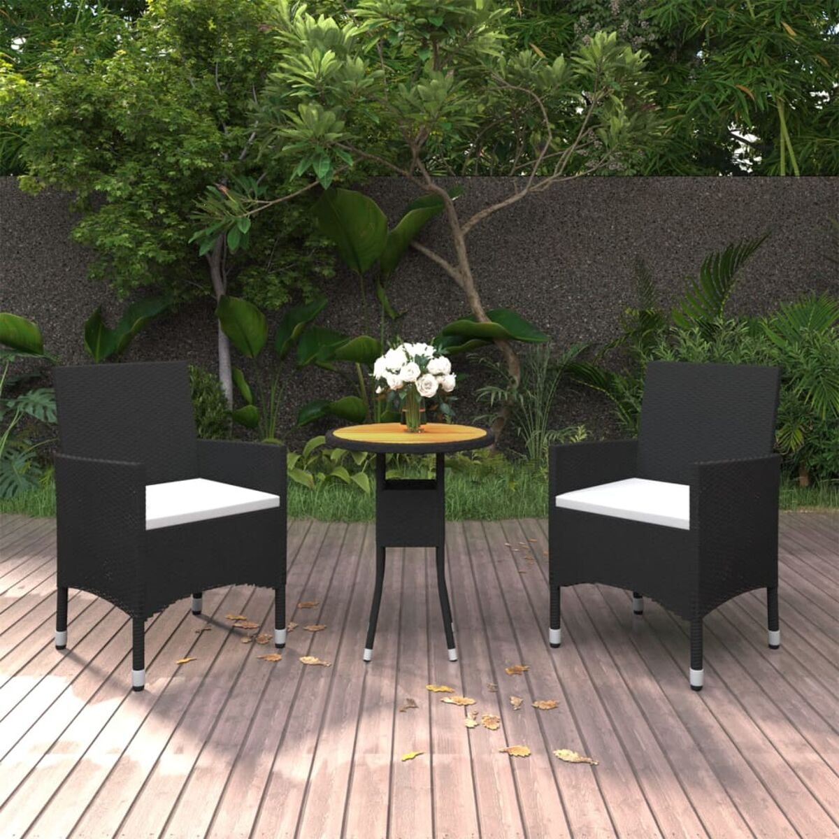 Terrassenset im Freien mit zwei schwarzen Stühlen, einem kleinen Tisch und einer Blumenvase auf einem Holzdeck.