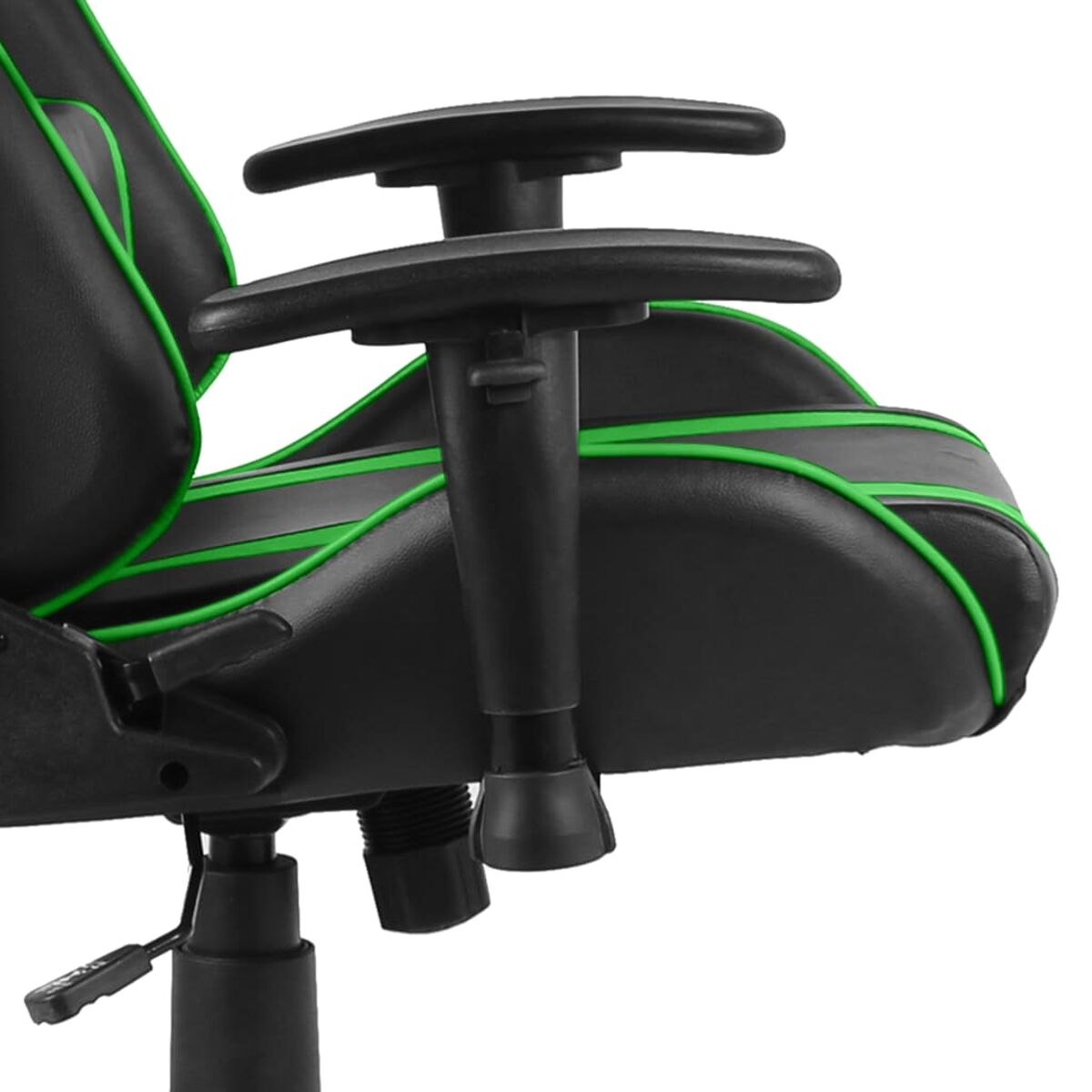 Primo piano del bracciolo di una sedia da gaming nera e verde su sfondo bianco.