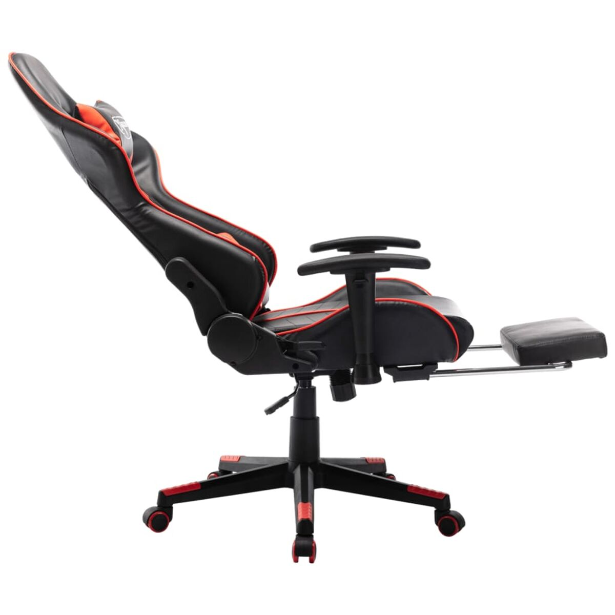 Gaming-Stuhl, schwarz und rot, zurückgelehnt mit Fußstütze. Weißer Hintergrund.