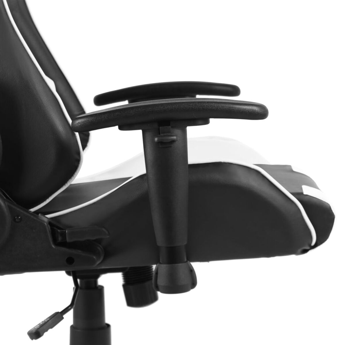 Nahaufnahme der Armlehne eines schwarz-weißen Gaming-Stuhls. Weißer Hintergrund.