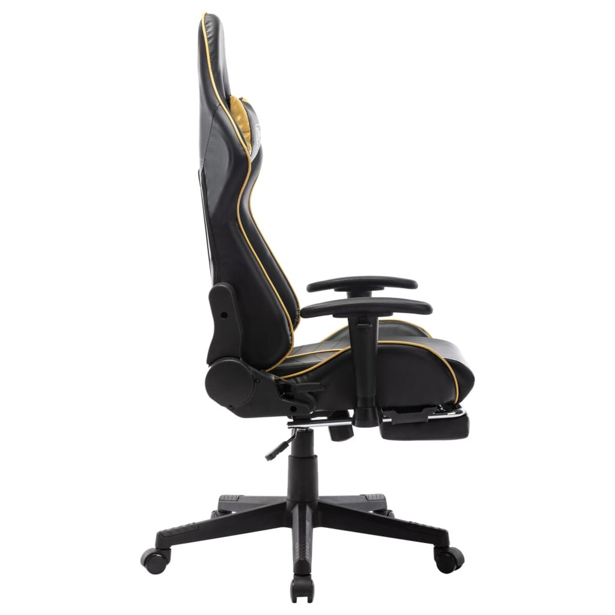 Sedia da gaming nera con finiture dorate, braccioli e poggiapiedi su sfondo bianco.