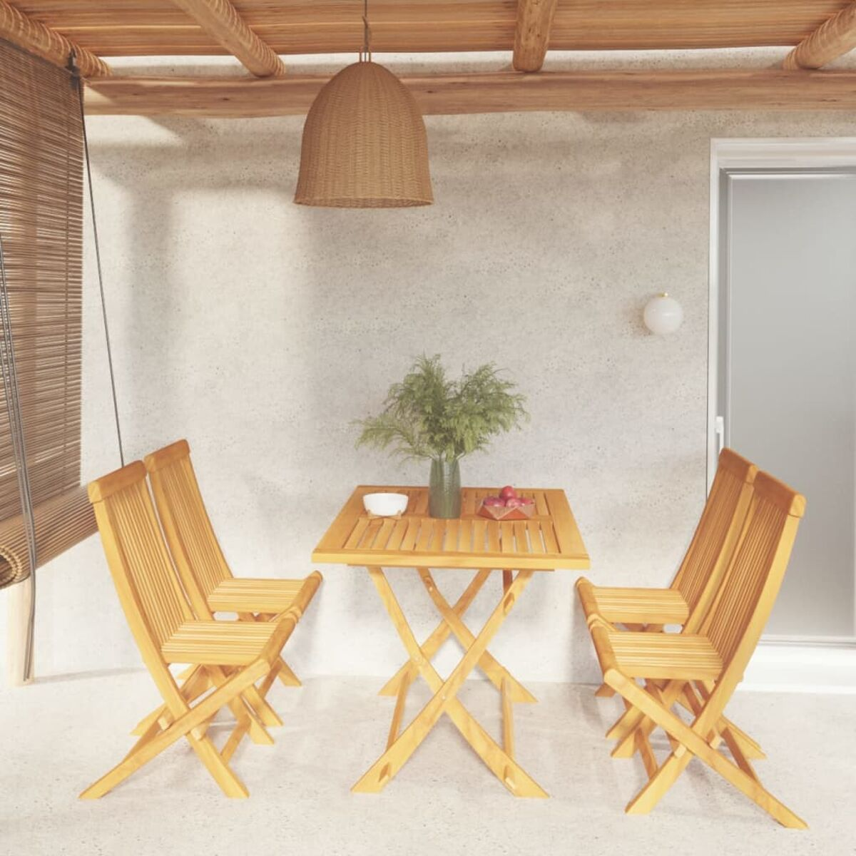 Eine Terrasse mit Tisch, Stühlen und einer dekorativen Hängelampe.