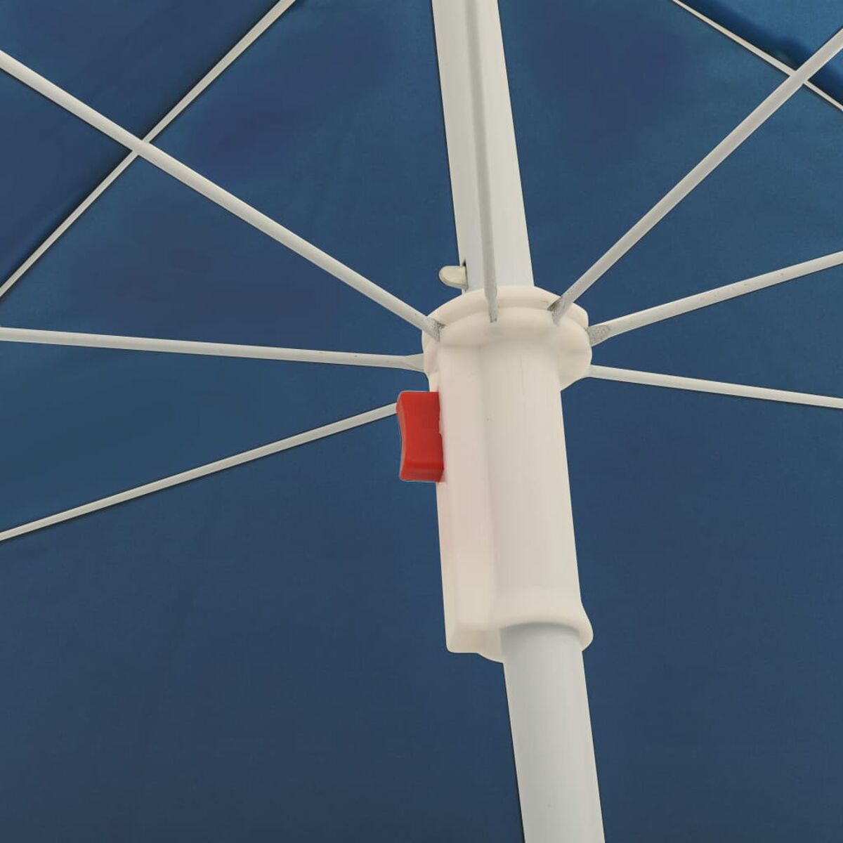 Blauer Schirm mit weißem Mast und rotem Knopf.