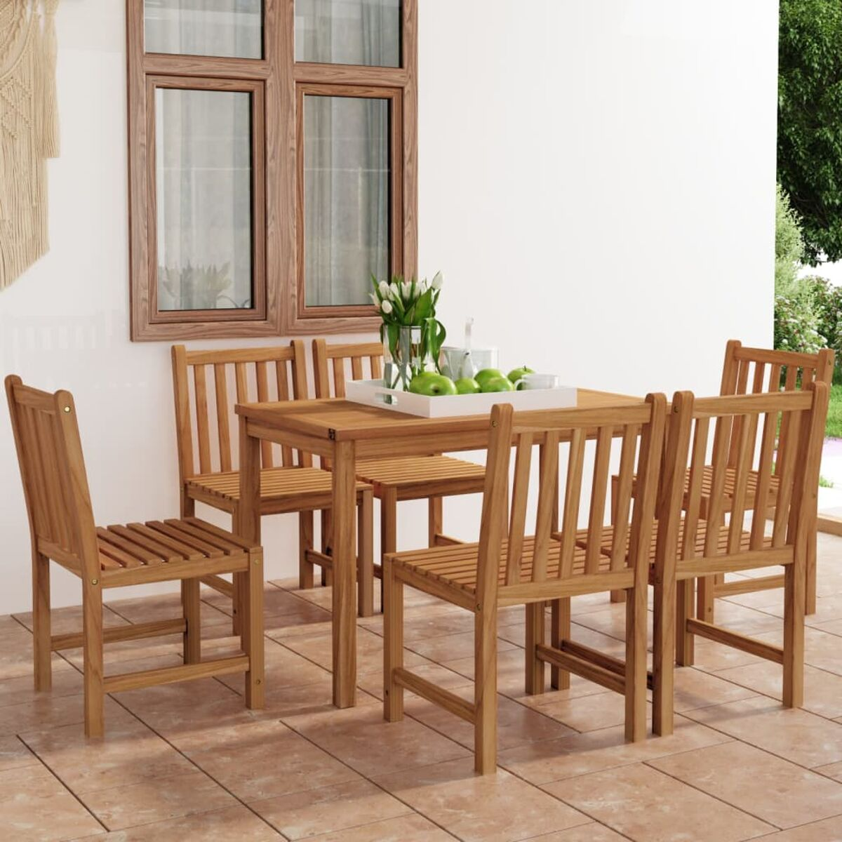 Essgruppe aus Holz für den Außenbereich mit Tisch und sechs Stühlen auf einer gefliesten Terrasse.