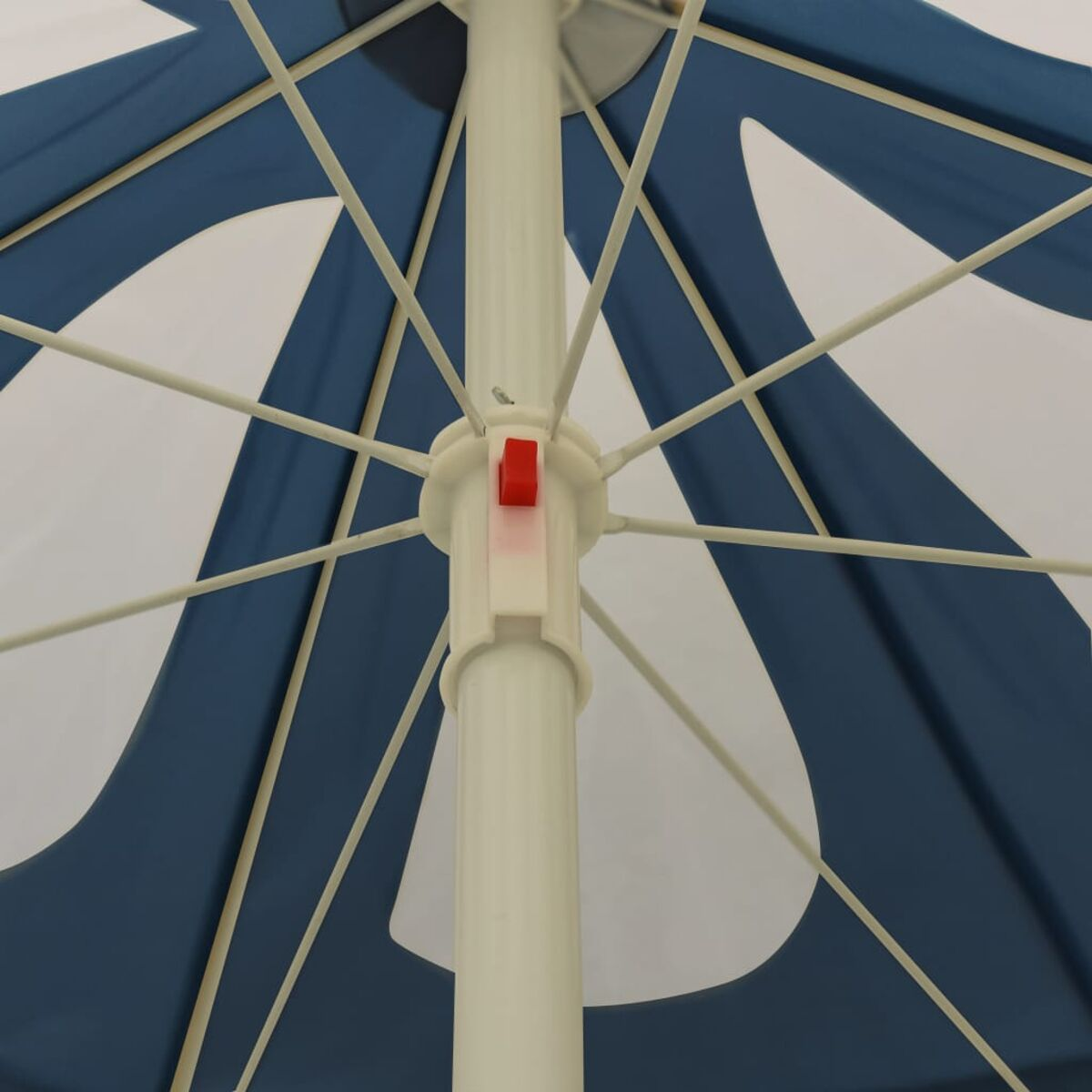Nahaufnahme eines blau-weiß gestreiften Regenschirms mit rotem Knopf.
