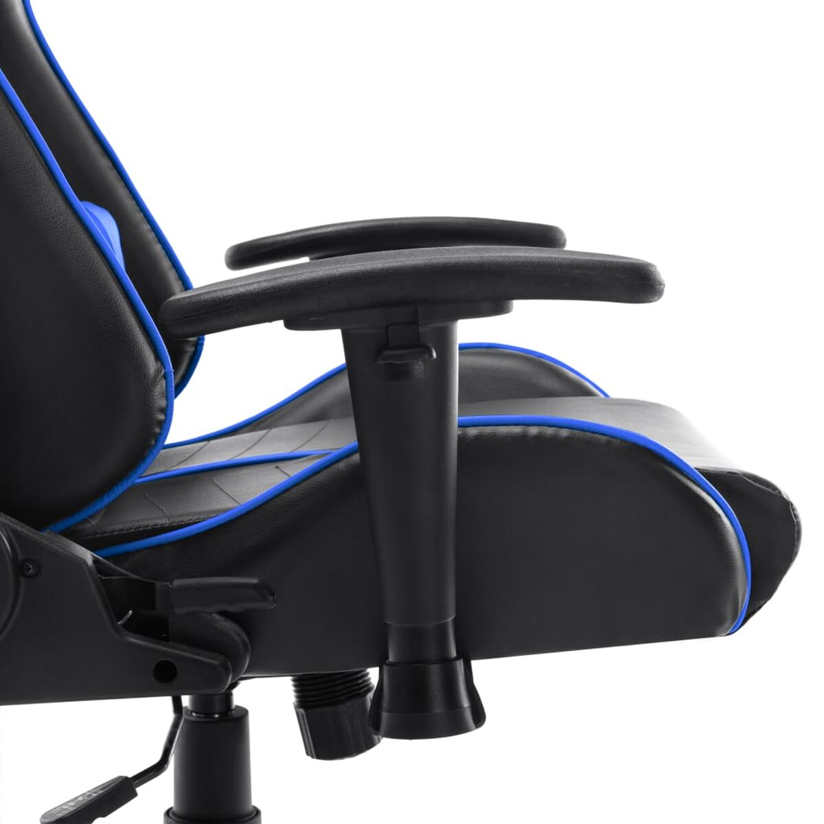 Dettaglio sedia gaming nera. Braccioli, schienale e seduta visibili. Rifinitura blu su nero.