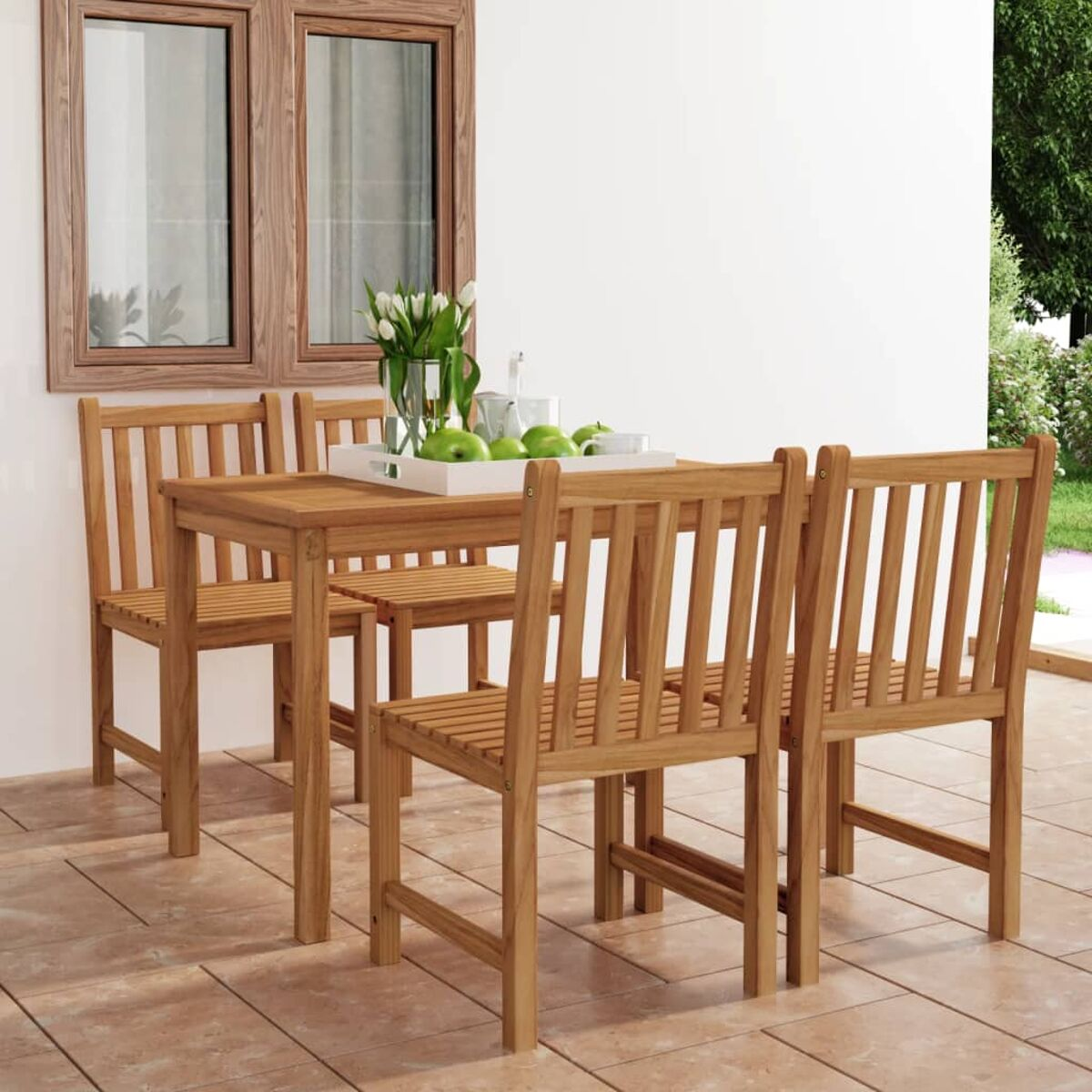Holz-Terrassenset: Tisch und vier Stühle, auf gefliestem Patio.