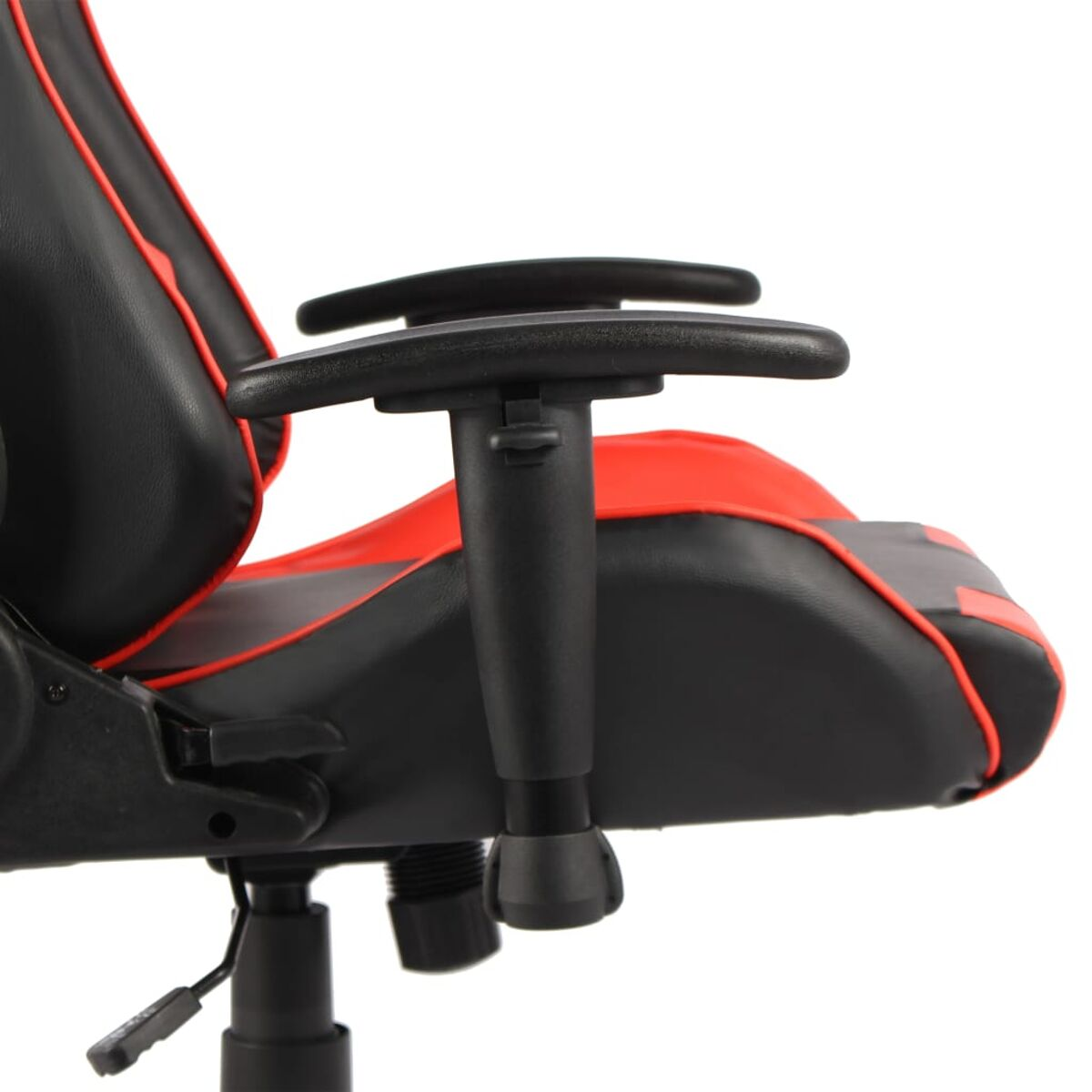 Nahaufnahme eines Gaming-Stuhls. Er ist schwarz und rot mit Armlehnen und einem Hebel.