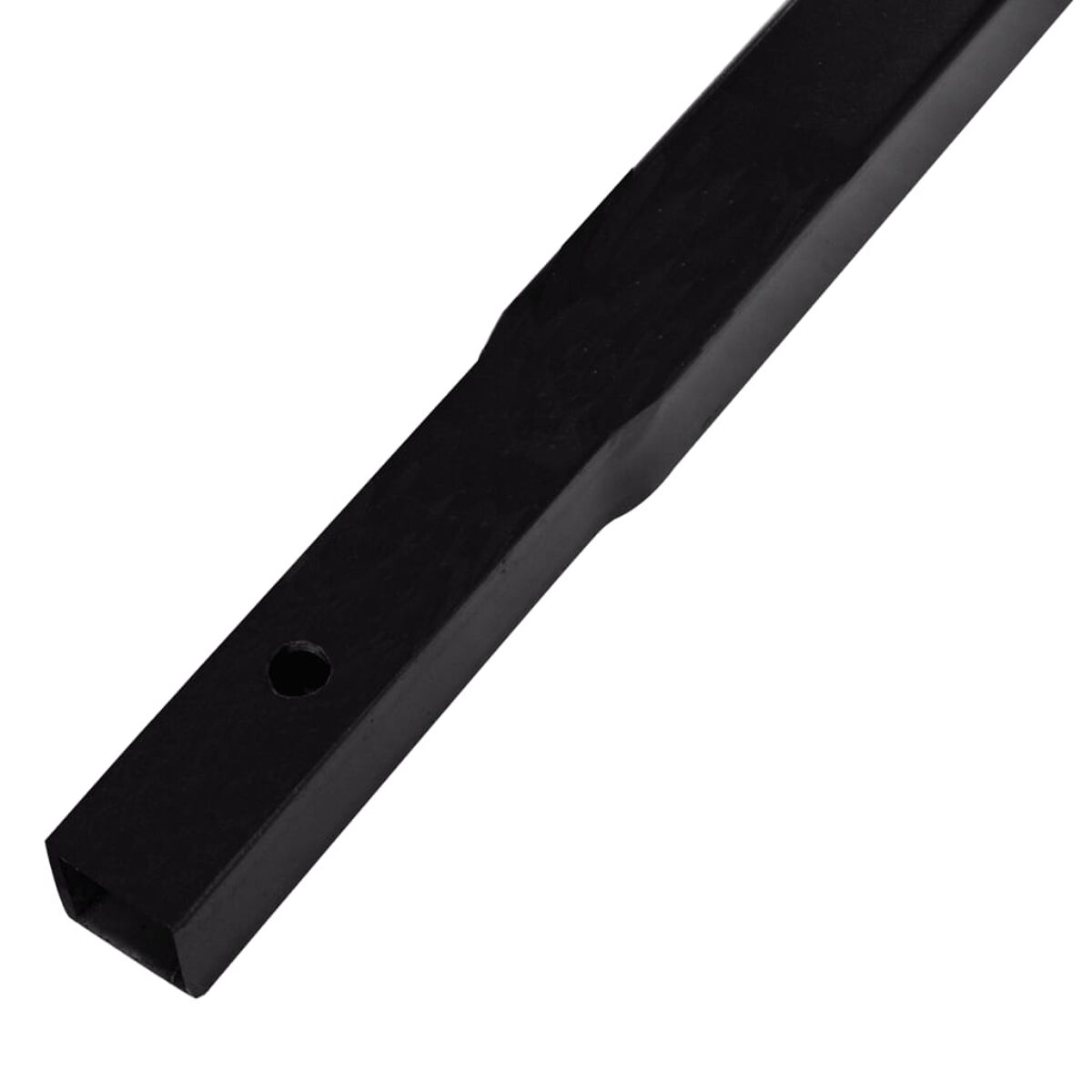 Schwarzer Metallstab, quadratische Form, mit Loch. Nahaufnahme.