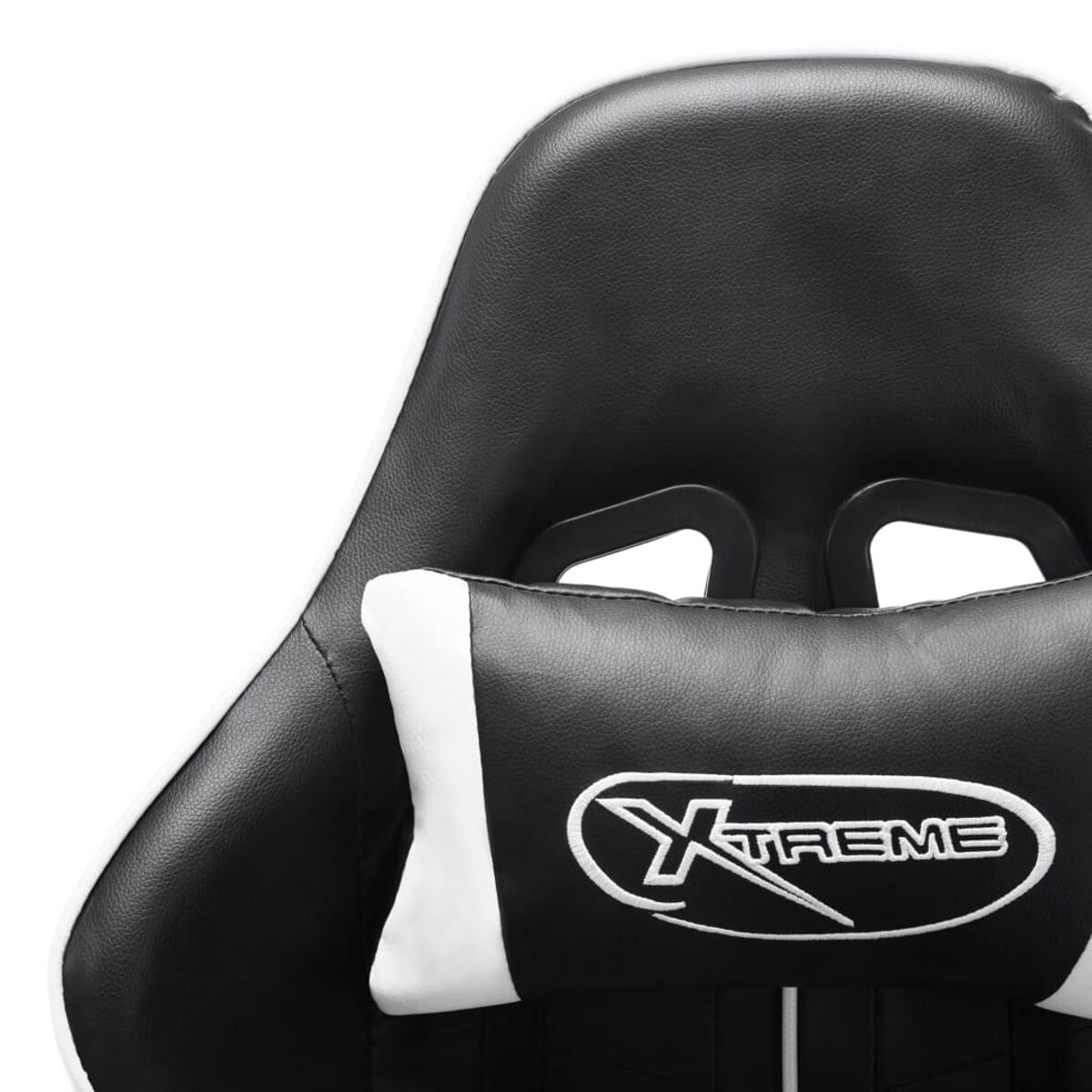 Nahaufnahme eines schwarz-weißen Gaming-Stuhls mit dem gestickten Wort "XTREME".