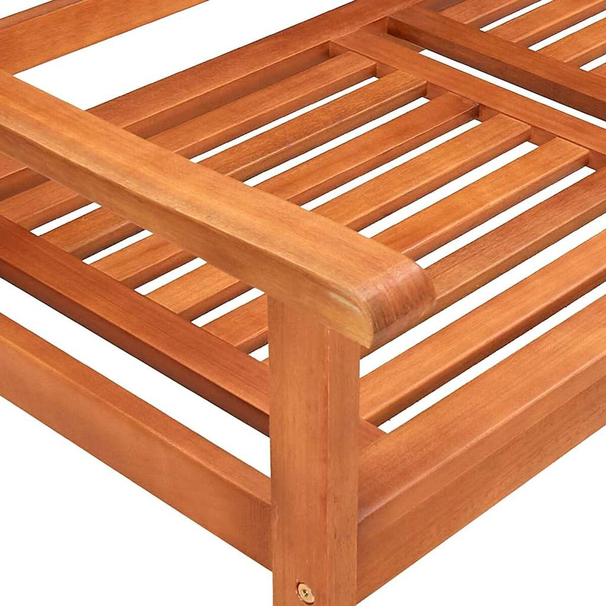 Nahaufnahme von Holzstuhlstreben und Armlehne. Hellbraunes Holz.