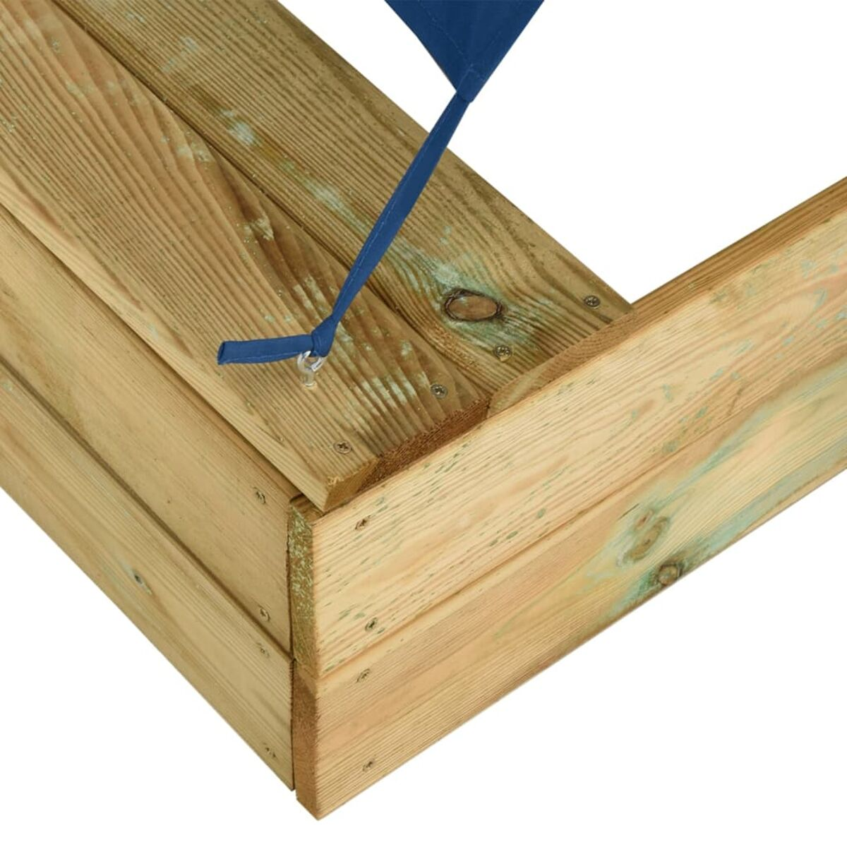 Un primo piano di un angolo di una sabbiera in legno. Un telone blu è attaccato all'angolo.