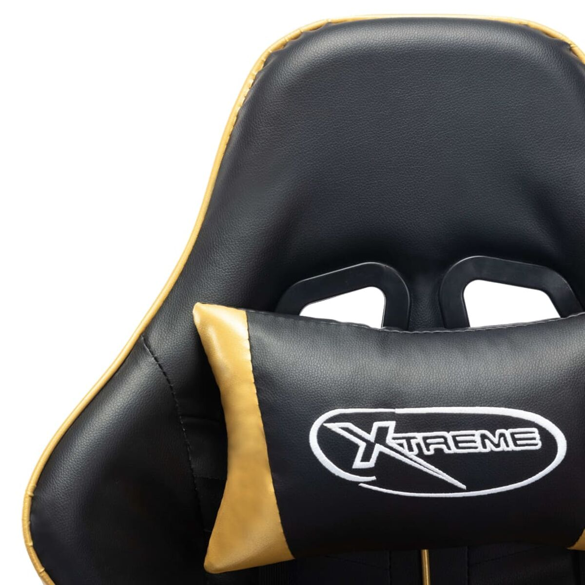 Sedia gaming nera. Dettagli neri e oro. Primo piano del poggiatesta con logo.