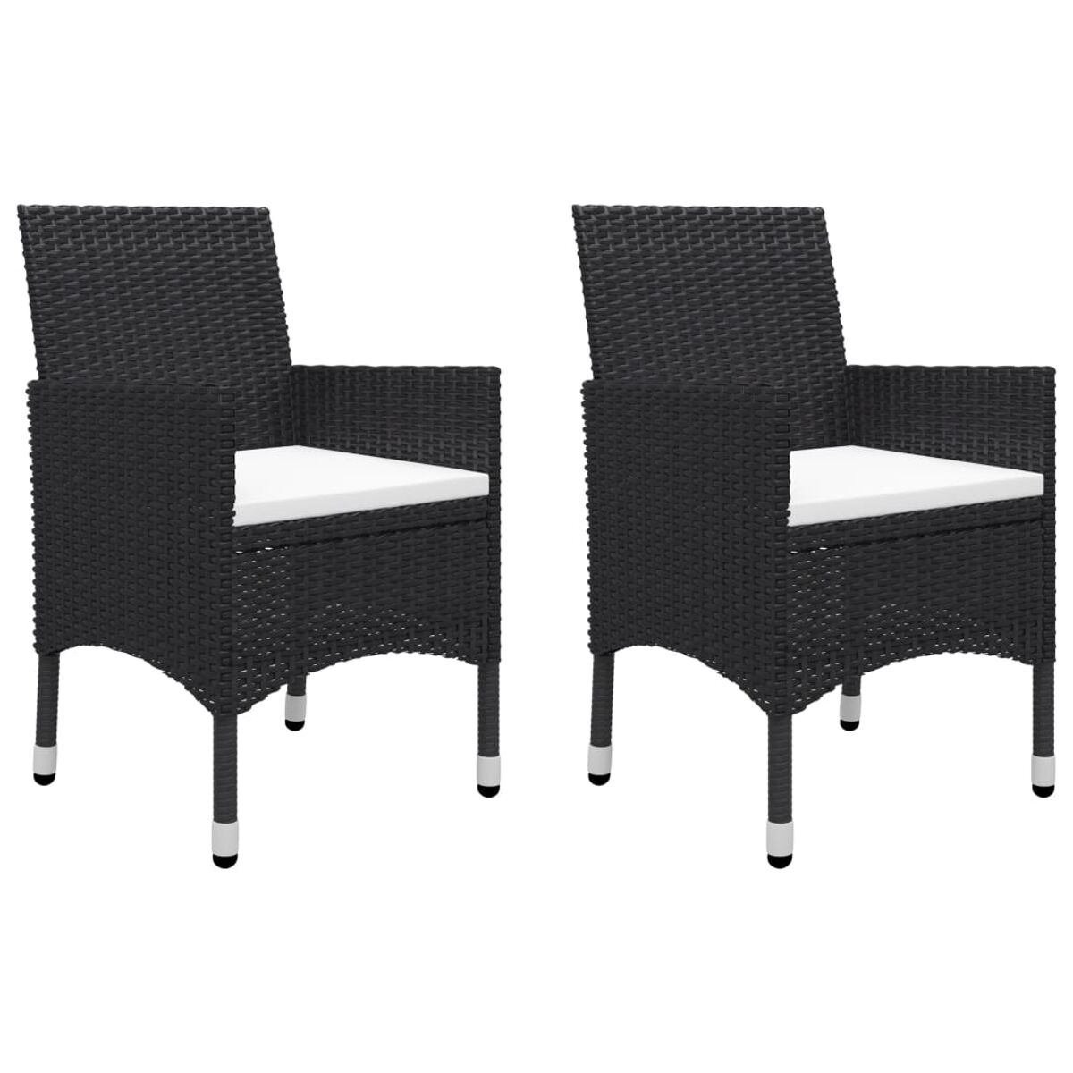 Zwei schwarze Rattan-Stühle mit weißen Kissen. Sie stehen auf weißem Hintergrund.