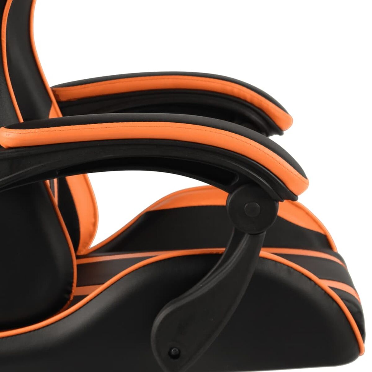 Detail des Gaming-Stuhls. Armlehne des Stuhls ist schwarz mit orangefarbenen Akzenten. Nahaufnahme.