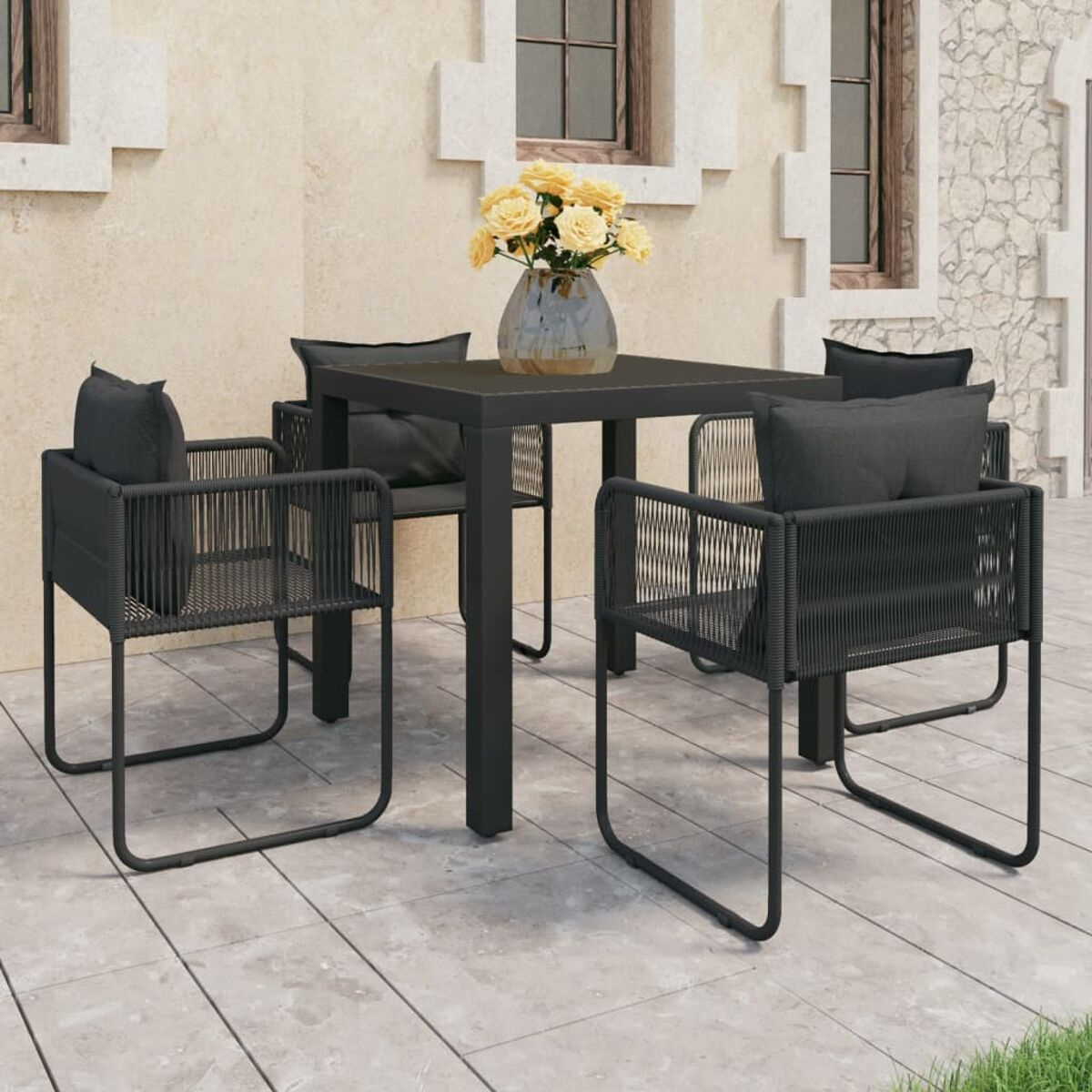 Gartenmöbel-Set mit Tisch und Stühlen. Graue Kissen und schwarze Rahmen sind sichtbar.