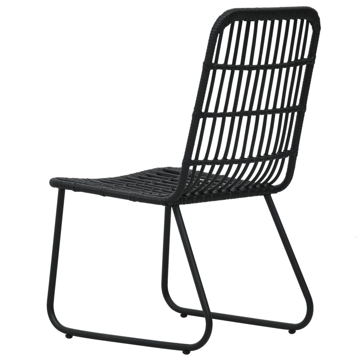 Schwarzer Rattan-Stuhl mit geschwungener Rückenlehne. Der Stuhl hat ein schwarzes Metallgestell und steht auf weißem Hintergrund.