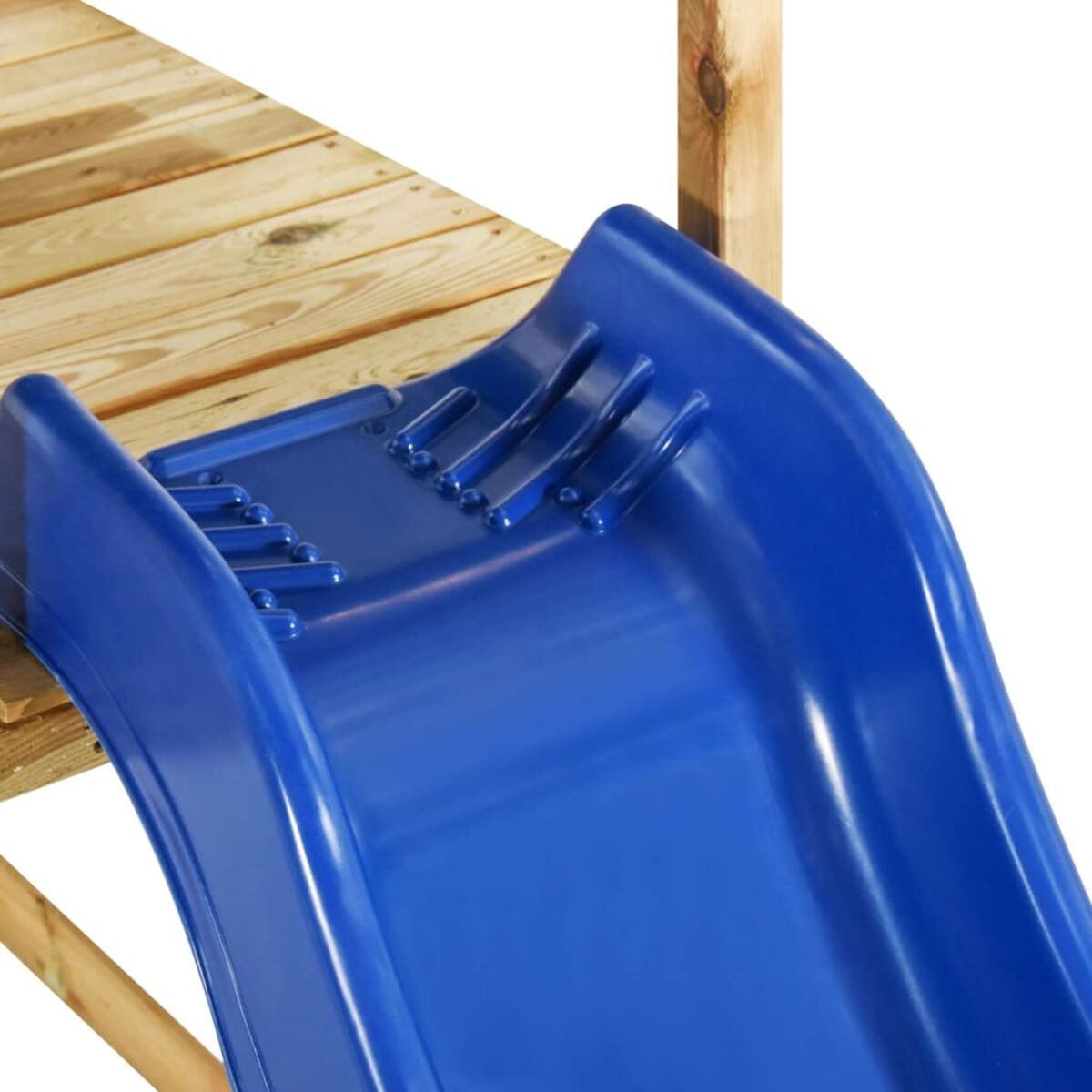 Blaue Kunststoffrutsche an einer Holzkonstruktion befestigt. Die Rutsche ist abgerundet.