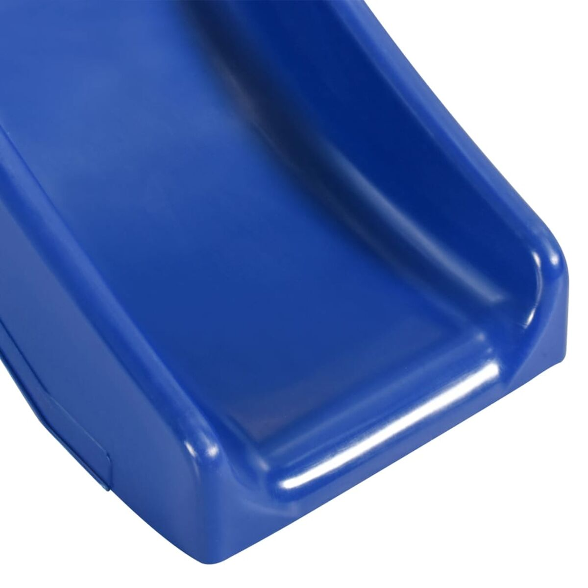 Blaue Kunststoffrutsche, ein Segment der Gleitfläche, isoliert auf weißem Hintergrund.