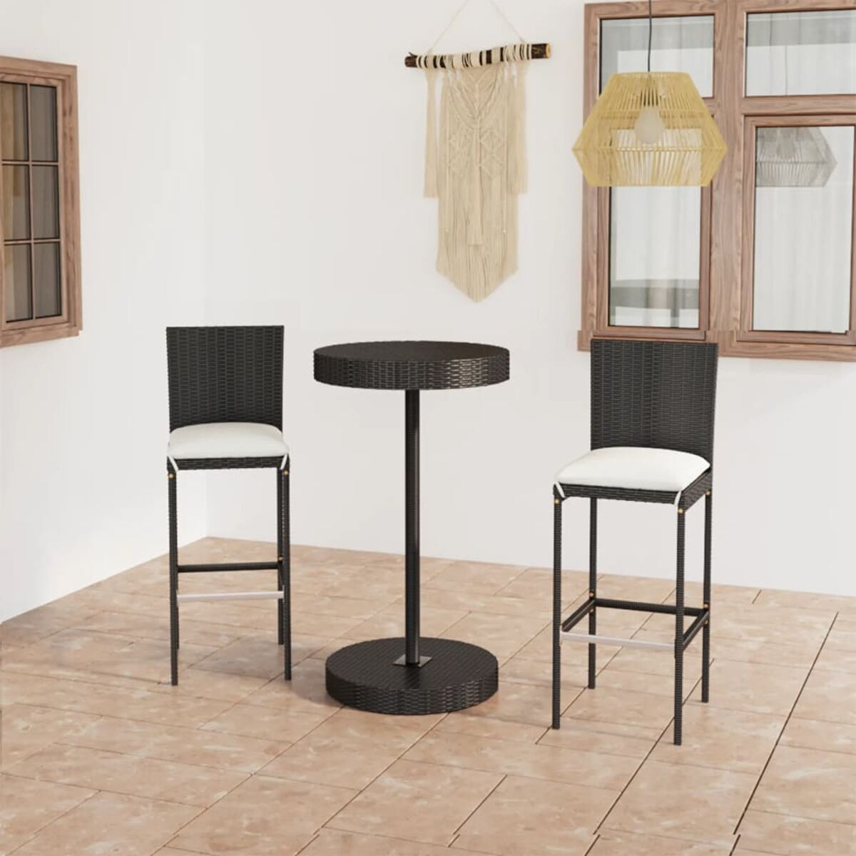 Outdoor-Bar-Set mit zwei Stühlen und einem runden Tisch. Die Stühle haben weiße Kissen.