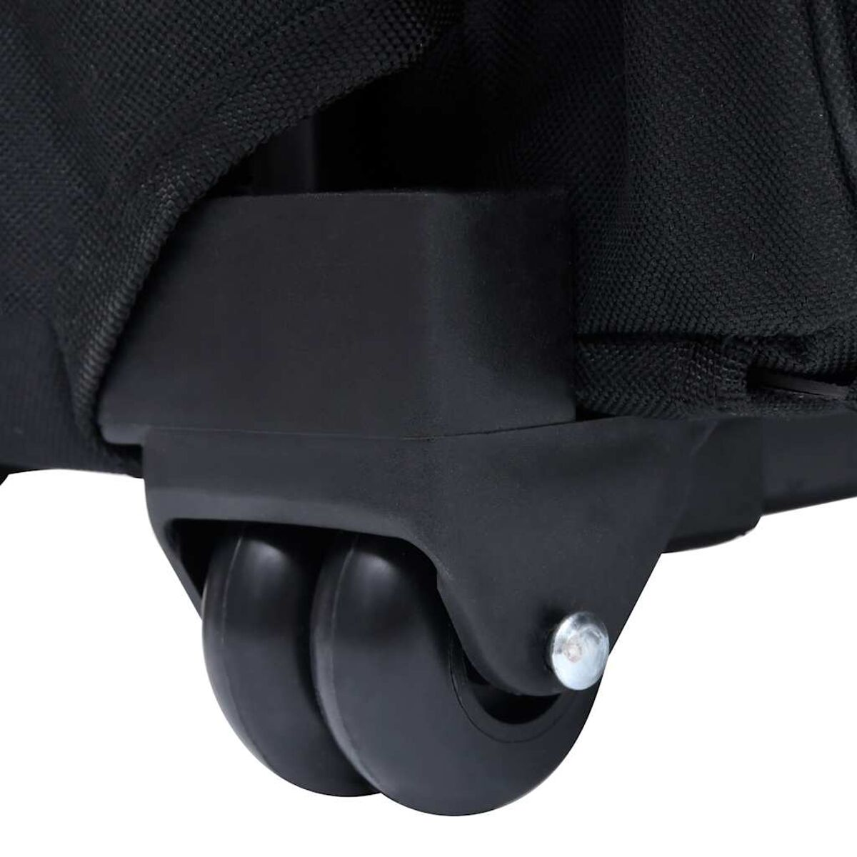 Nahaufnahme der schwarzen Räder einer Tasche. Schwarze Farbe. Weißer Hintergrund.