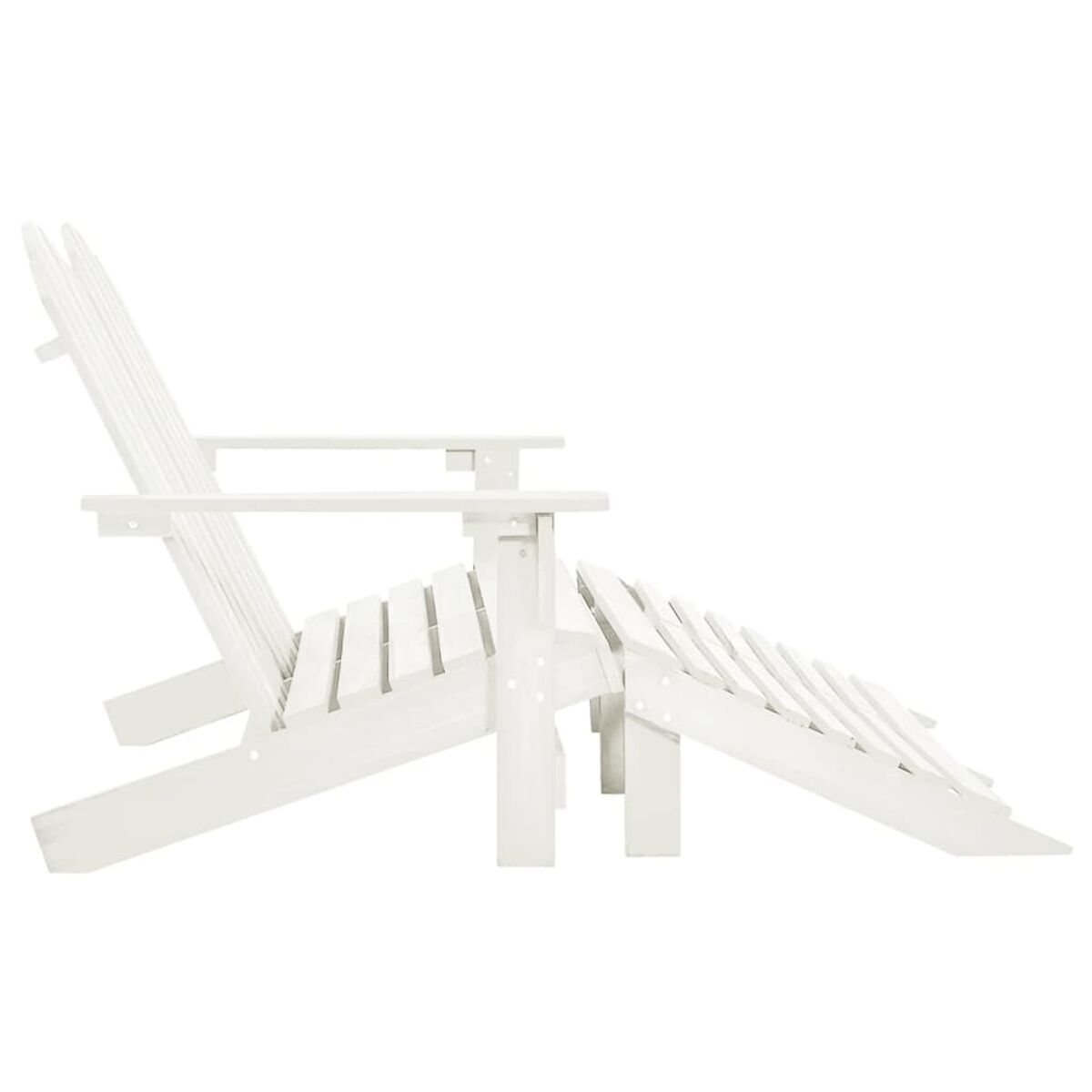 Weißer Adirondack-Stuhl mit Fußstütze, Seitenansicht, isoliert auf Weiß.