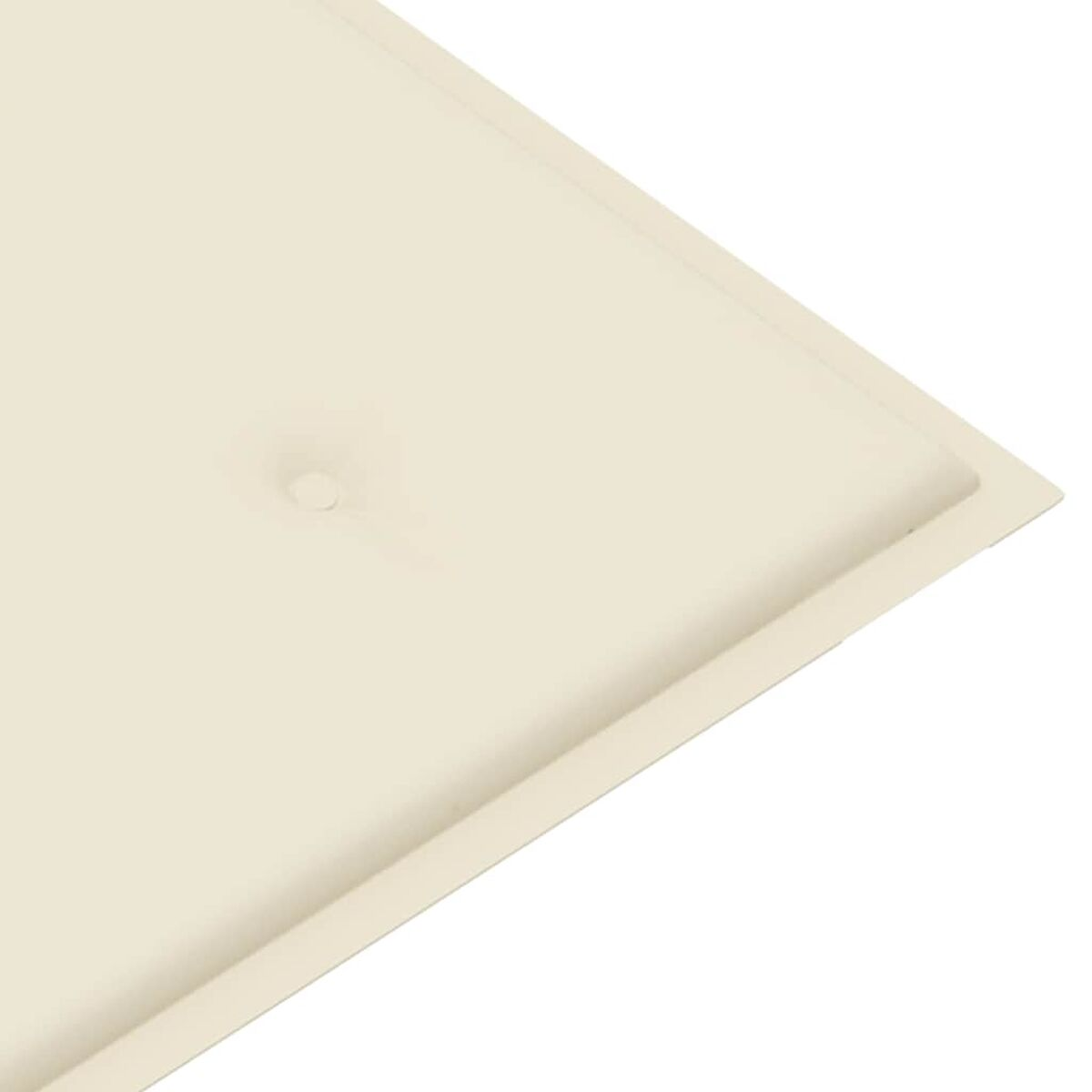 Nahaufnahme eines beigen Kissens mit einem einzelnen Knopf. Das Kissen hat ein schlichtes Design.