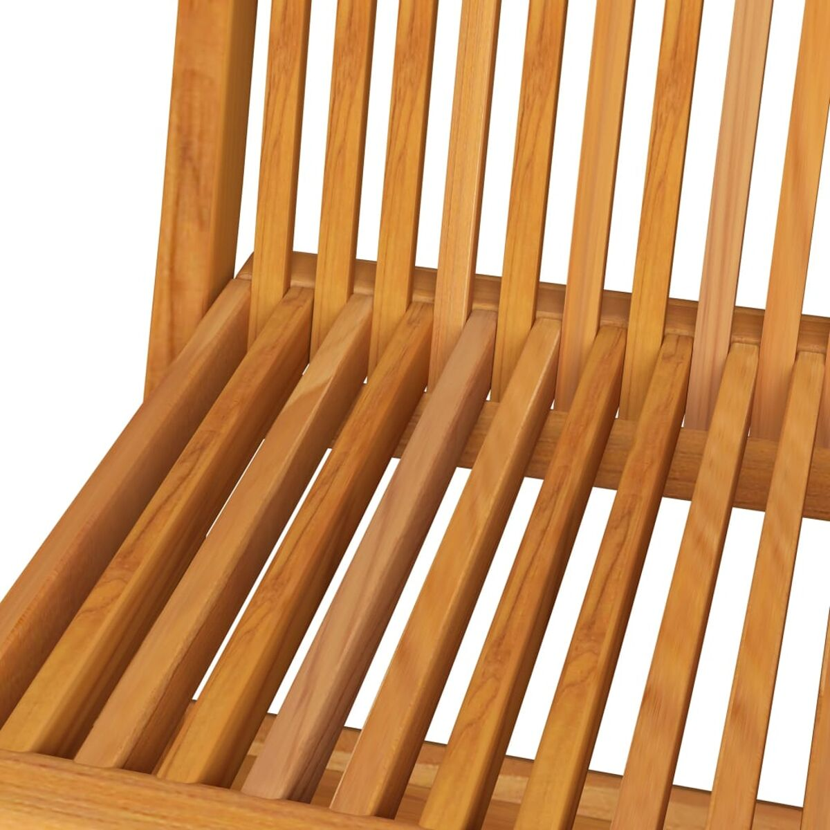 Eine Nahaufnahme der Rückseite eines Holzstuhls mit vertikalen Lamellen.