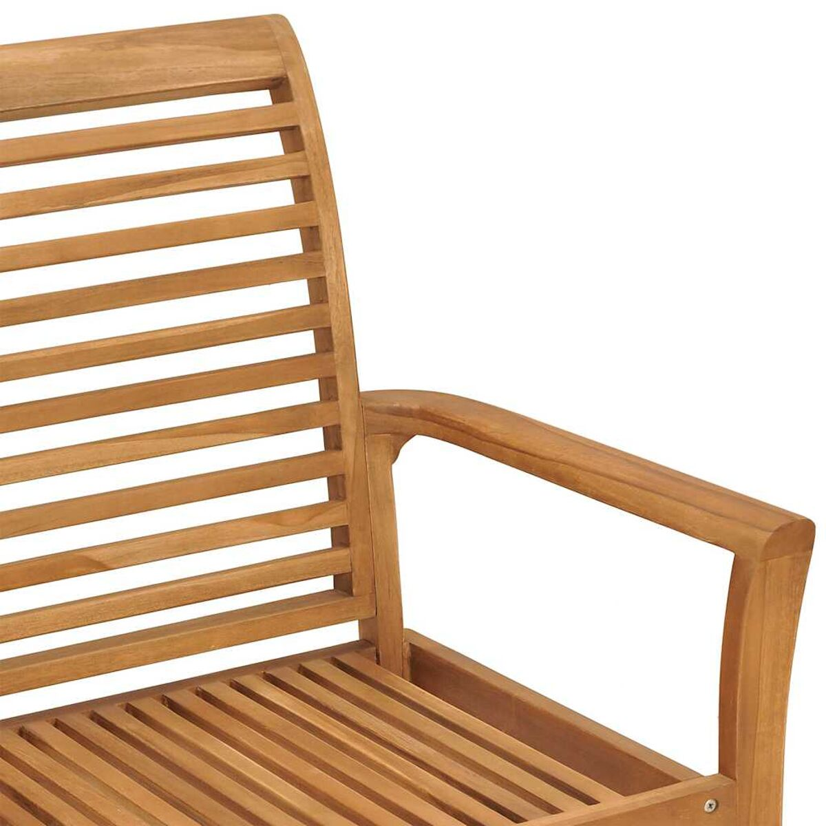 Nahaufnahme eines Holzstuhls mit Lattenrücken und Armlehne.