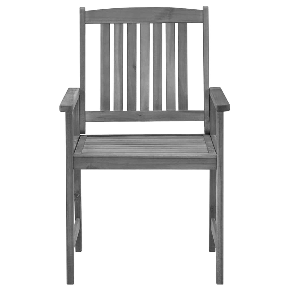 Grauer Holzstuhl mit Armlehnen, Latten auf Rücken und Sitz, auf weißem Hintergrund.