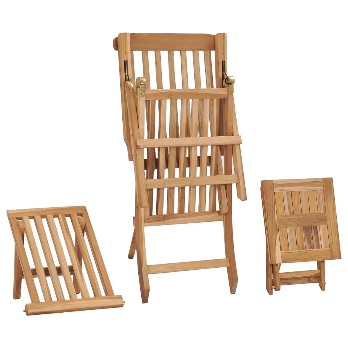 Drei hölzerne Klappstühle, einer zusammengeklappt, zwei offen. Aus hellem Holz.