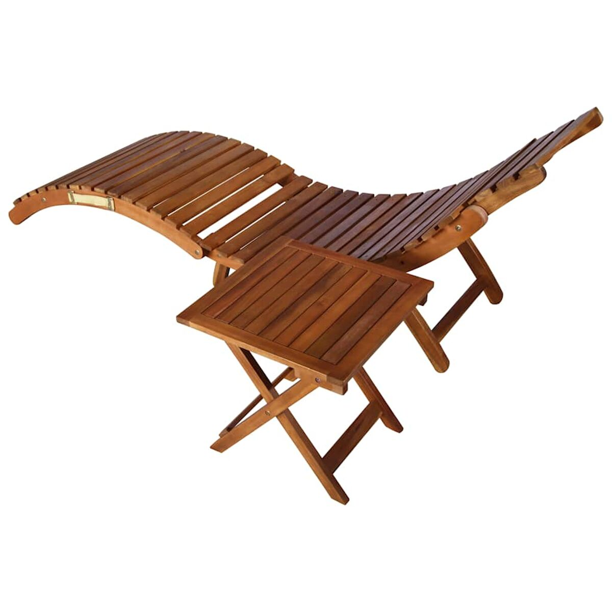 Holz-Chaiselongue und kleiner Tisch, beides vor weißem Hintergrund.