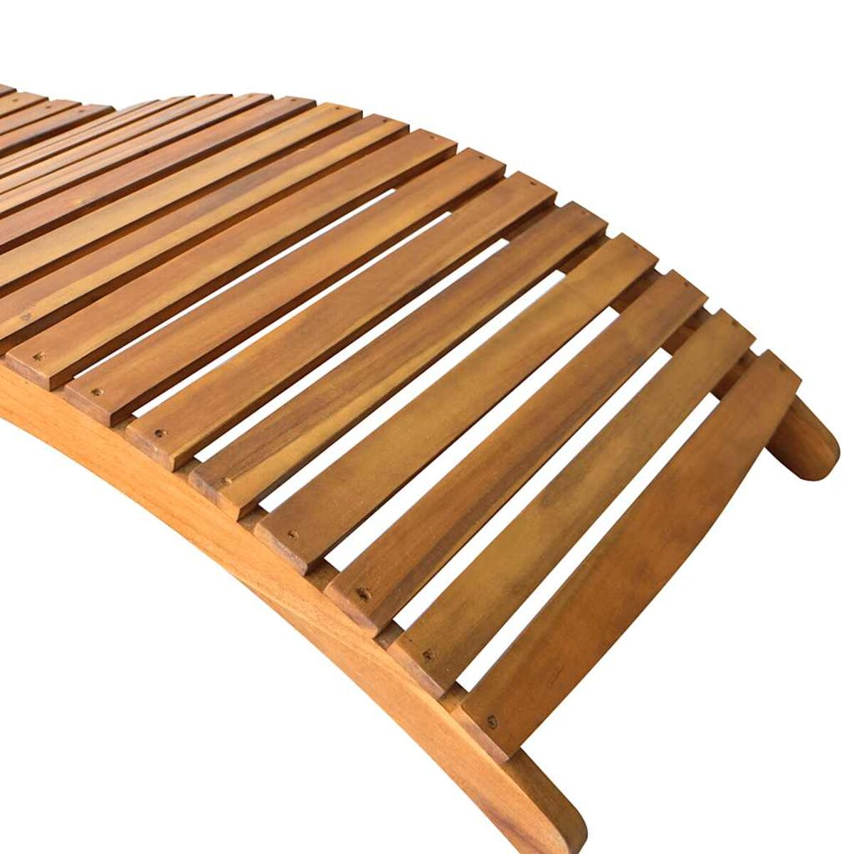 Nahaufnahme einer gebogenen Holzbank. Lamellen-Design mit Holzbohlen.