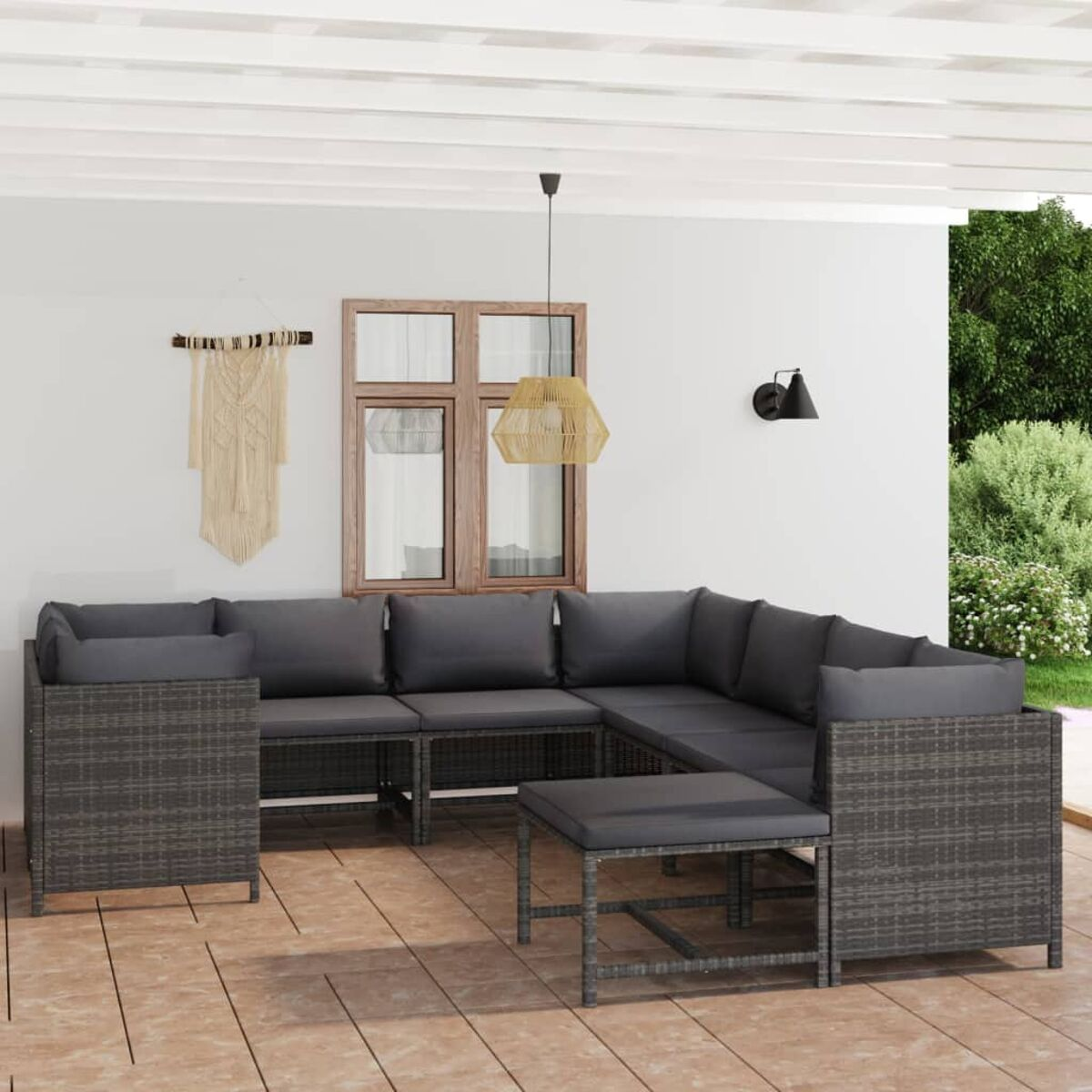 Ein Wohnbereich im Freien mit einem großen L-förmigen Sofa, einem kleinen Tisch und einer Holzterrasse.