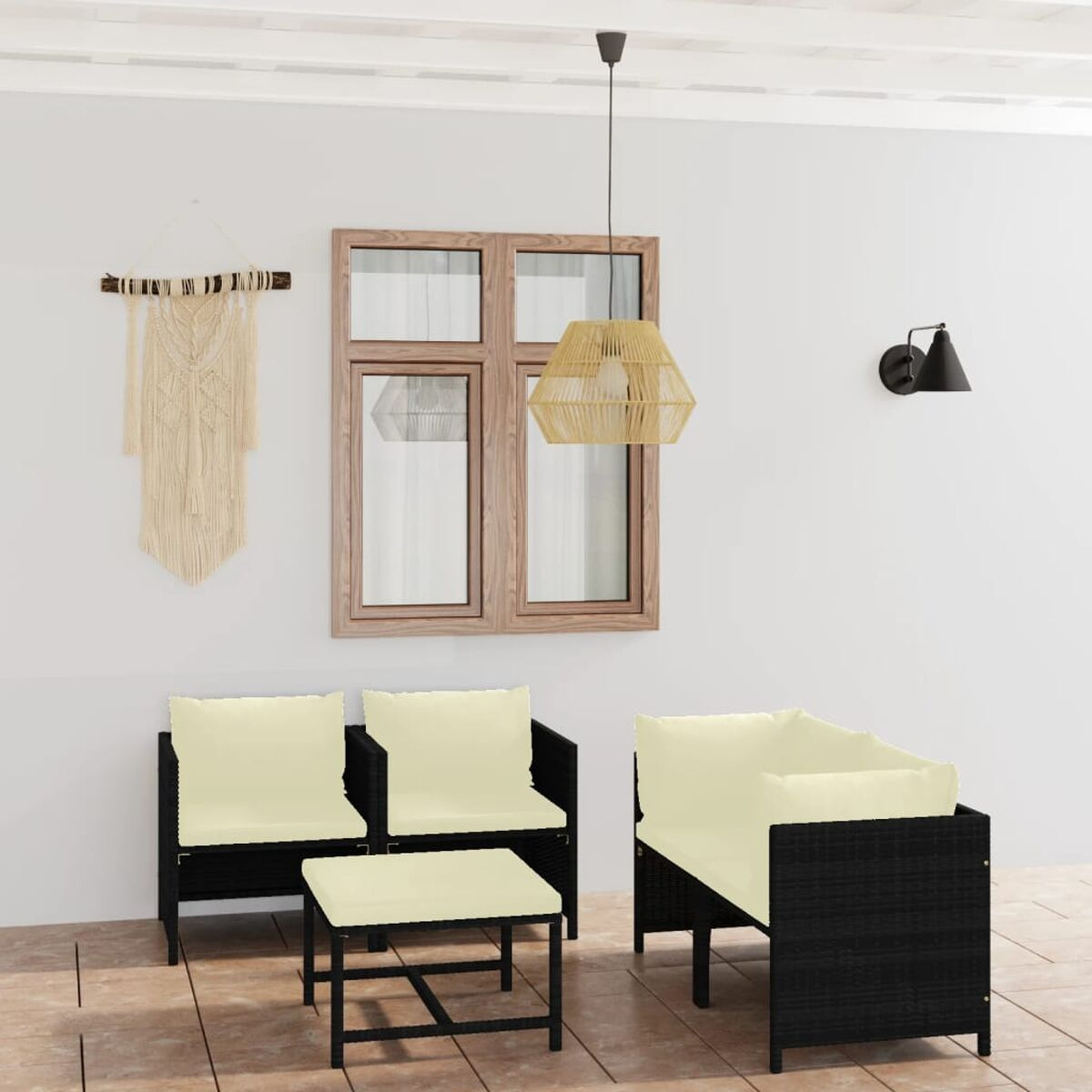 Gartenmöbel-Set mit schwarzem Korbmöbeln und cremefarbenen Kissen.